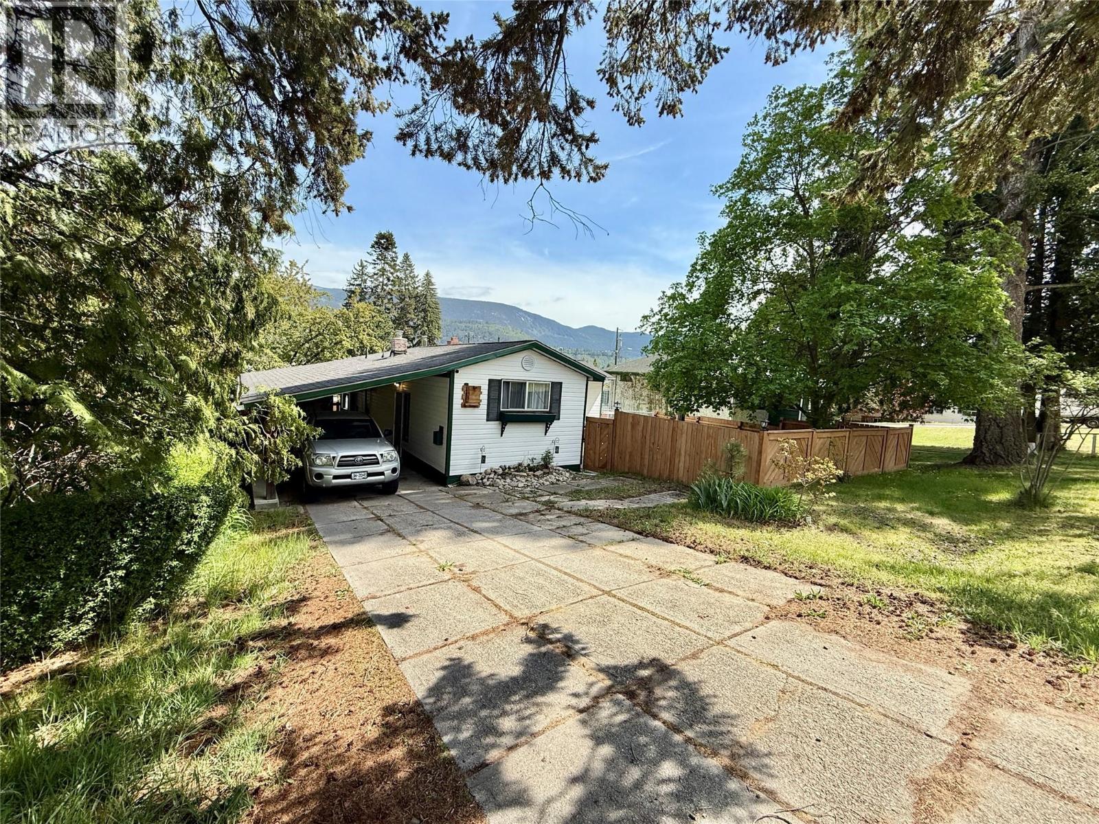 209 6th Avenue, Castlegar, British Columbia  V1N 1T1 - Photo 32 - 10377511