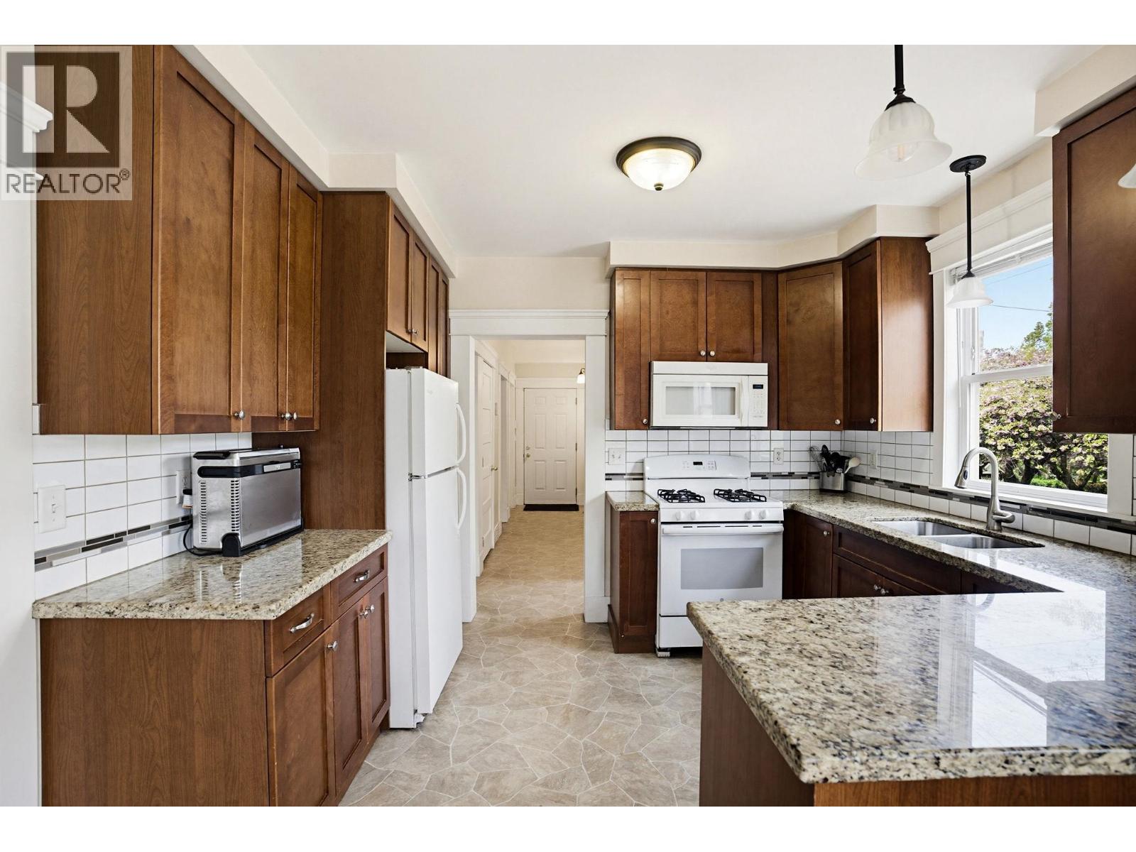 832 Salsbury Drive, Vancouver, British Columbia  V5L 4A2 - Photo 11 - R3119971
