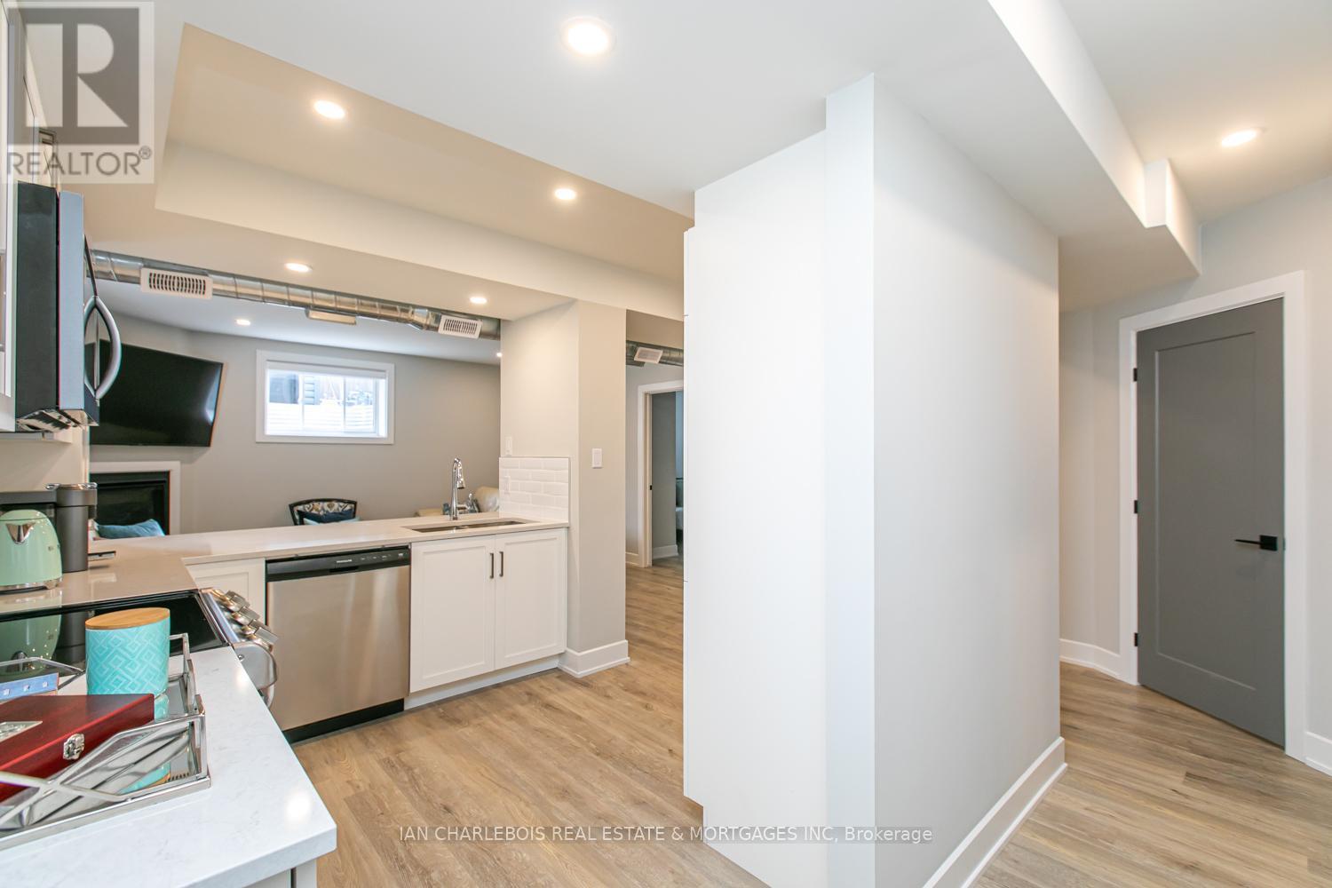 B - 820 Smyth Road, Ottawa, Ontario  K1G 1P3 - Photo 3 - X13044898