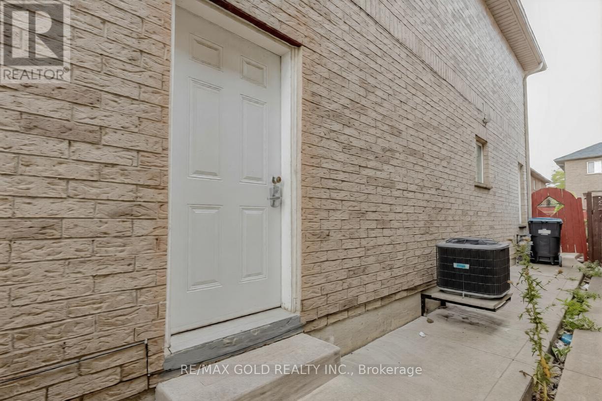 35 Ridgefield Court, Brampton, Ontario  L6P 1B4 - Photo 14 - W13093312