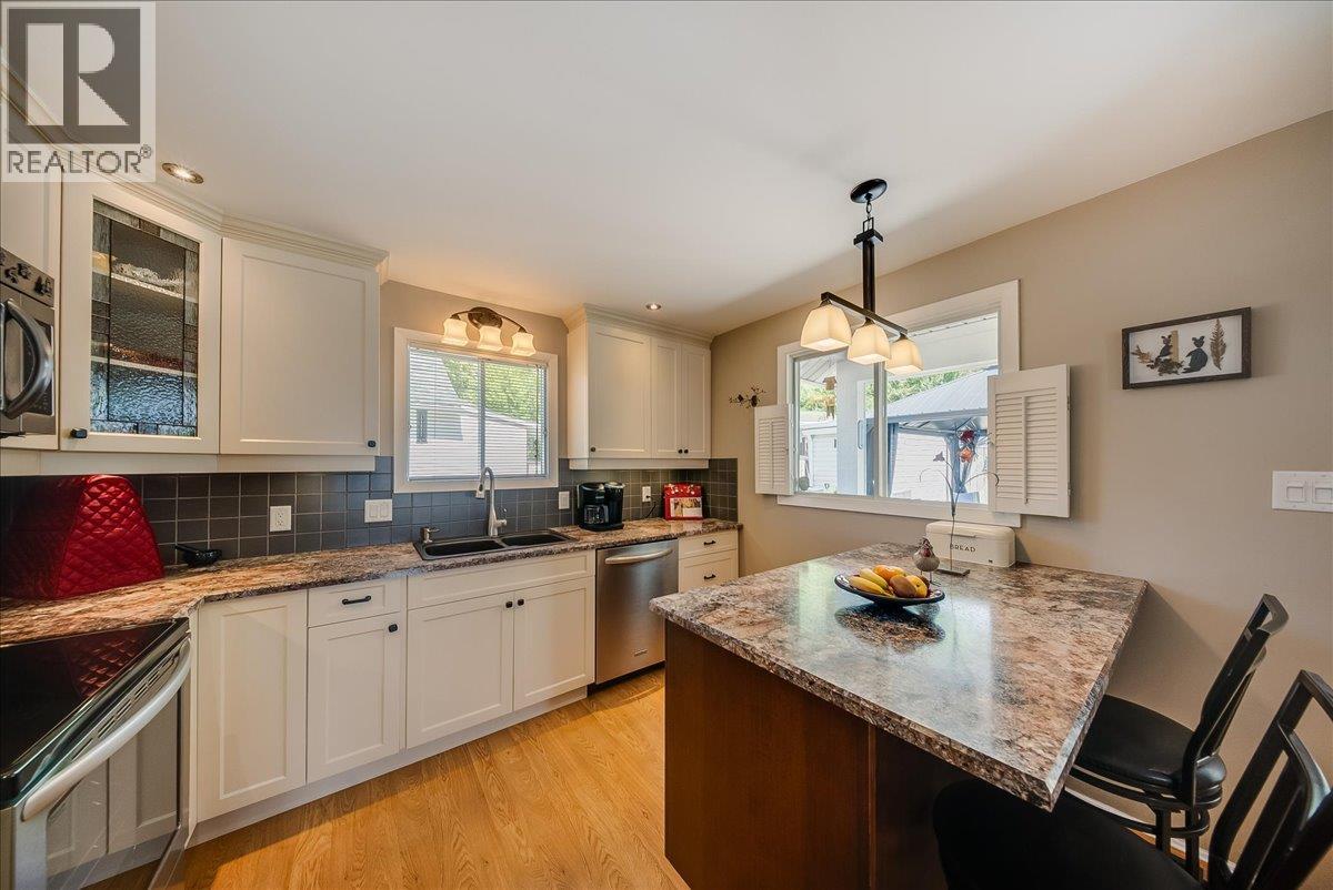 1239 Third Avenue, Trail, British Columbia  V1R 1P1 - Photo 3 - 10386250