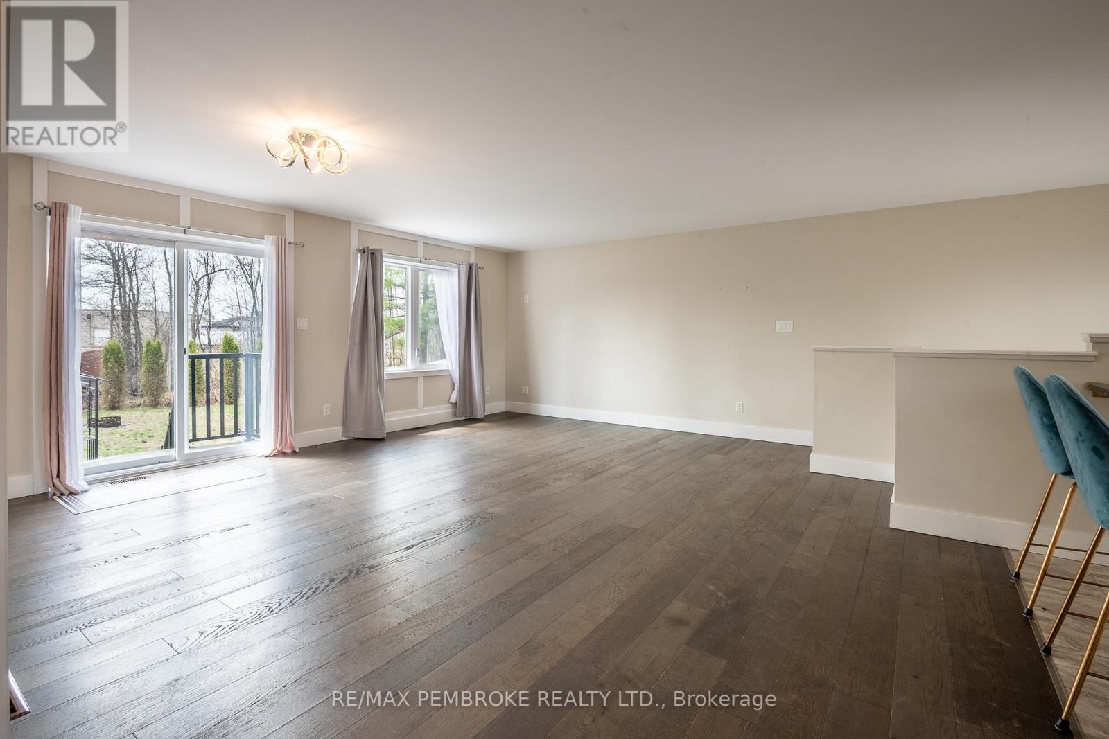 166 Golf Course Road, Laurentian Valley, Ontario  K8A 7B1 - Photo 17 - X13093320