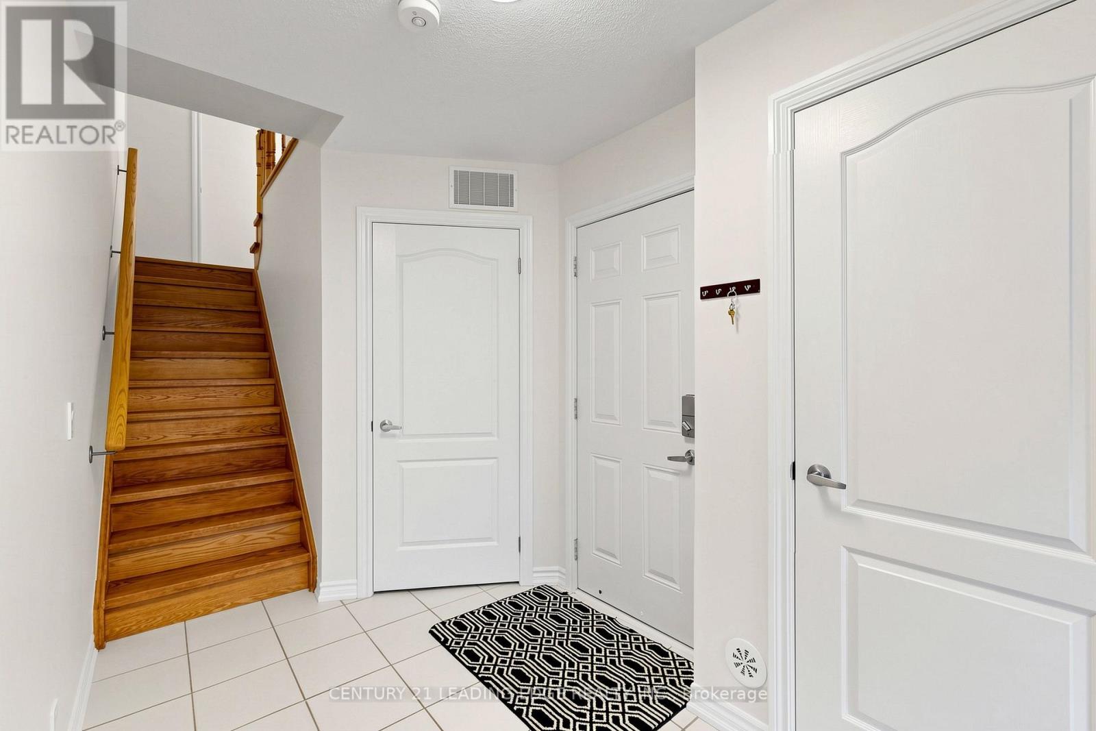61 Far North Court, Oshawa, Ontario  L1L 0J5 - Photo 7 - E13093324
