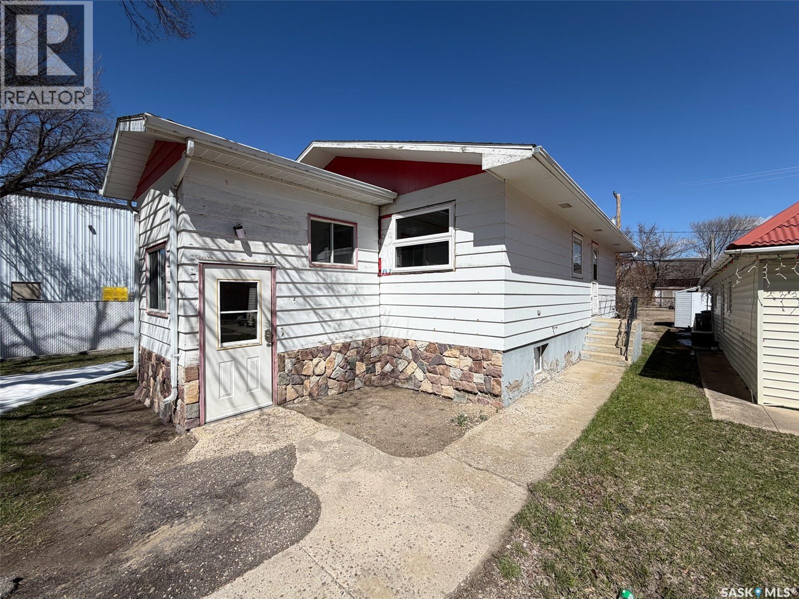 420 1st Street W, Shaunavon, Saskatchewan  S0N 2M0 - Photo 2 - SK035171