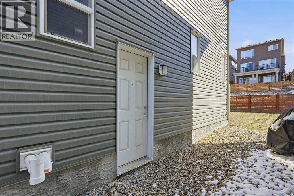 260 Lucas Way Nw, Calgary, Alberta  T3P 0R5 - Photo 4 - A2306807