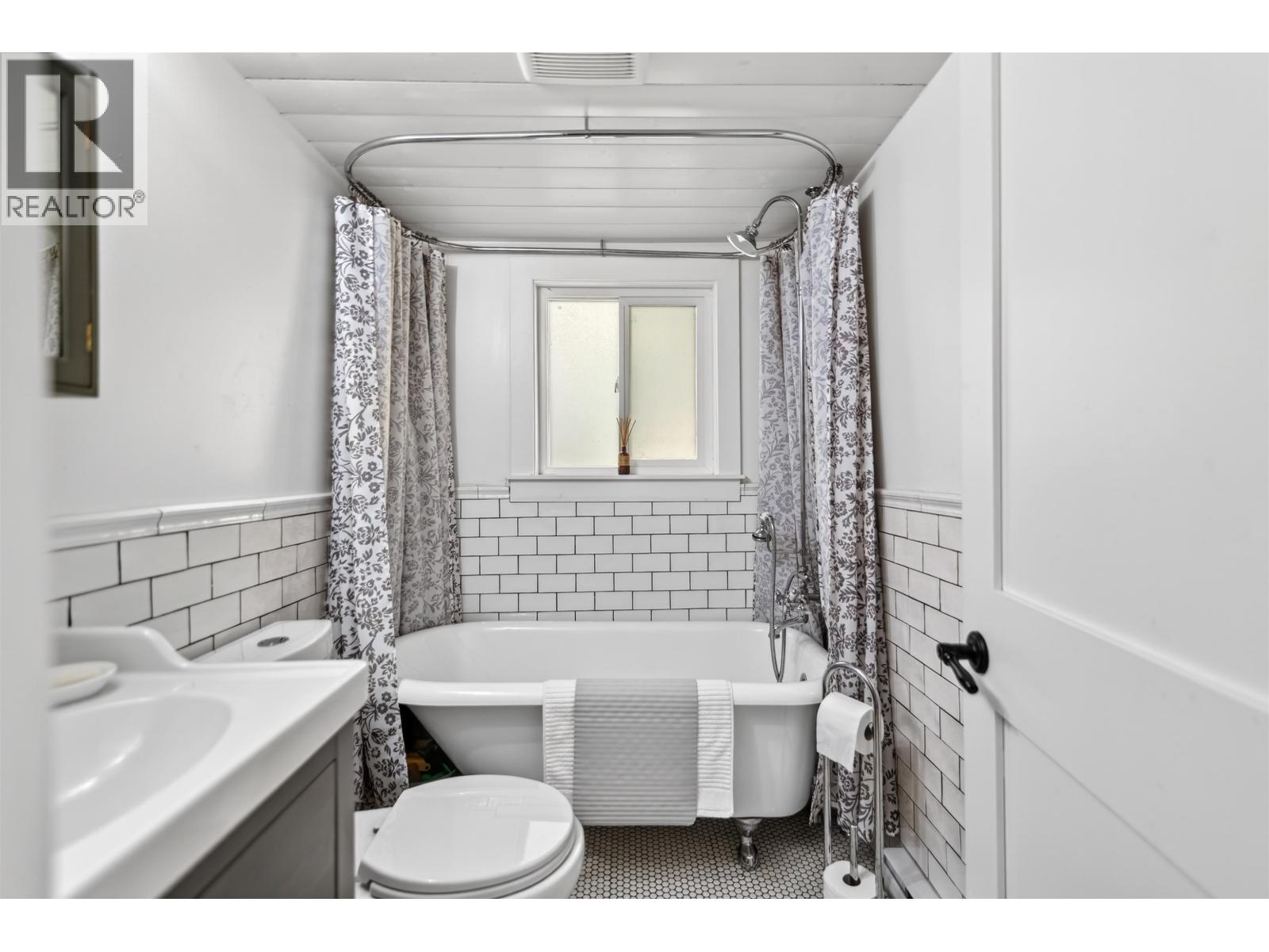 1905 Lower Road, Roberts Creek, British Columbia  V0N 2W6 - Photo 16 - R3120589