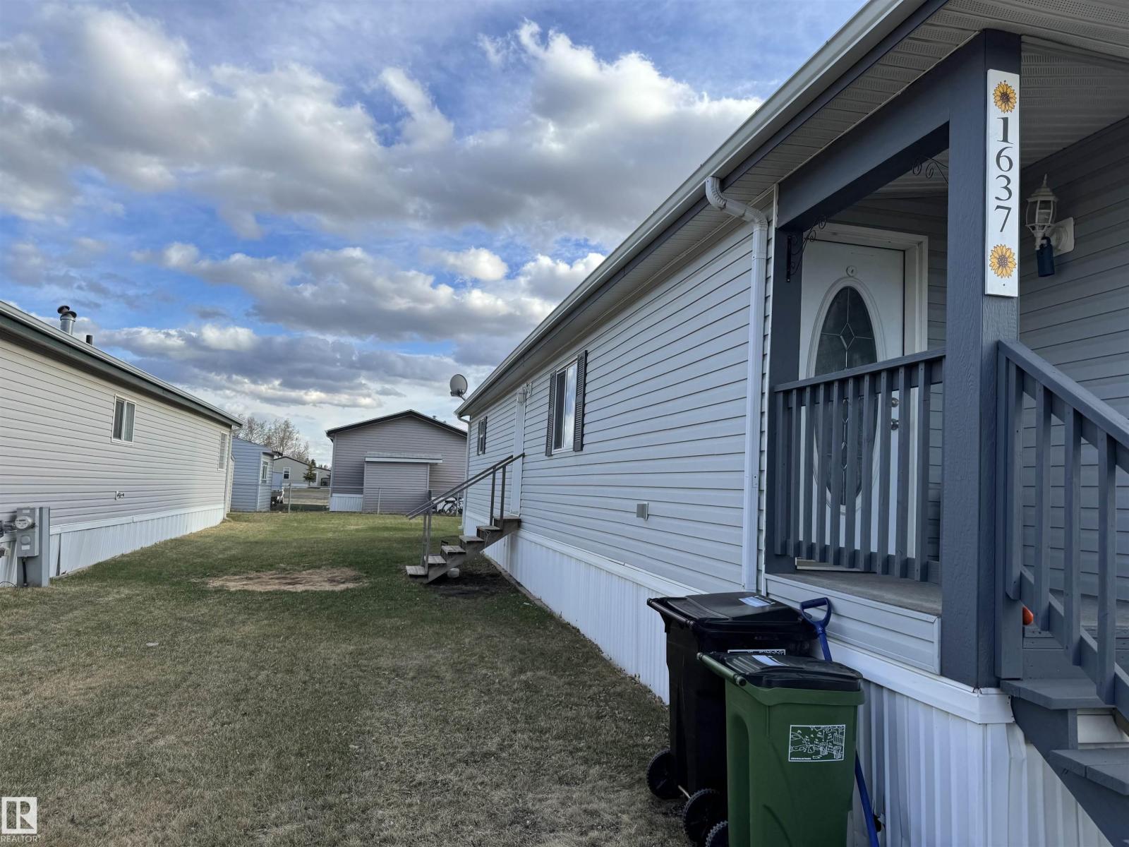 1637 68 Av Nw, Edmonton, Alberta  T6P 0A4 - Photo 2 - E4486094