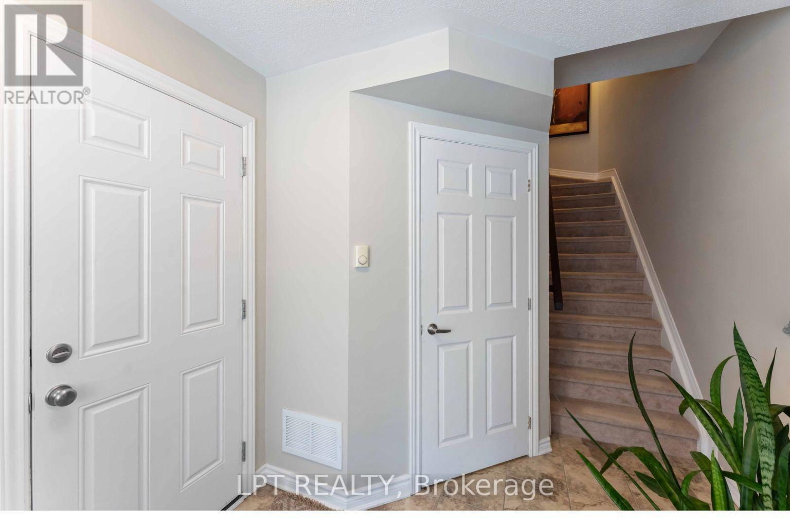 607 Meadowcreek Circle, Ottawa, Ontario  K2M 0J9 - Photo 4 - X12949450