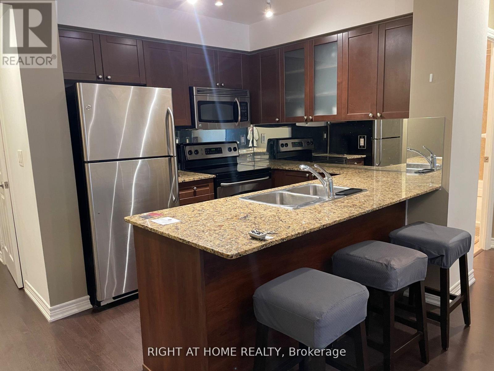 807 - 761 BAY STREET, Toronto, Ontario