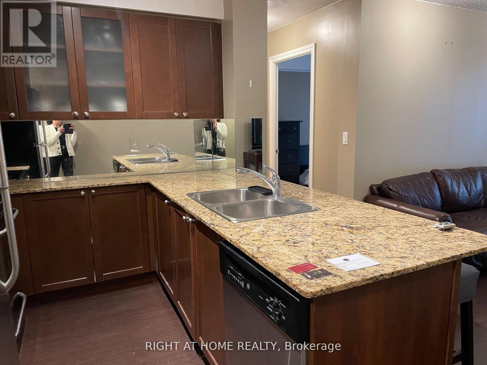 807 - 761 Bay Street, Toronto (Bay Street Corridor), Ontario  M5G 2R2 - Photo 2 - C13093562