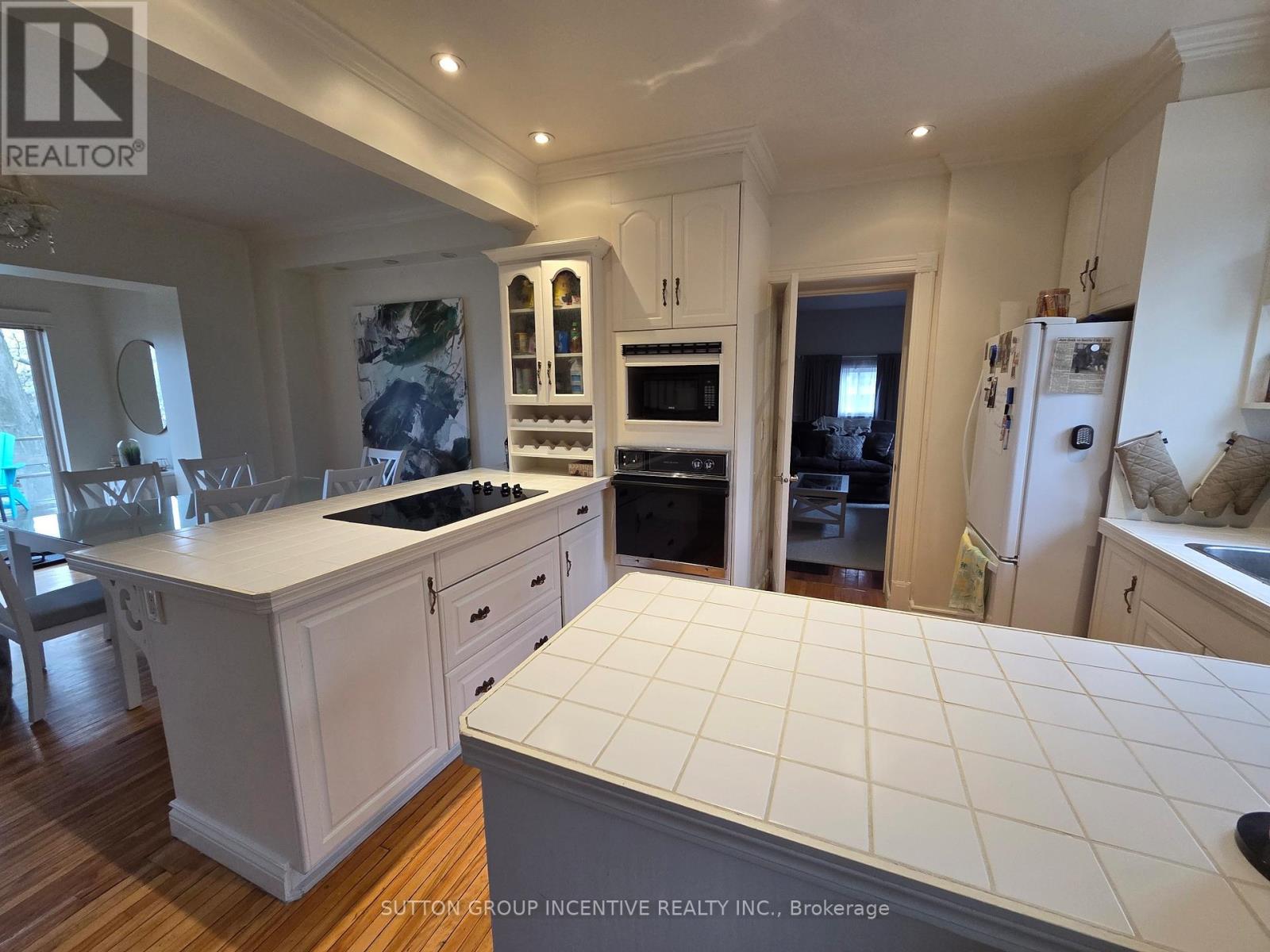 203 Blake Street, Barrie, Ontario  L4M 1K6 - Photo 2 - S13093518