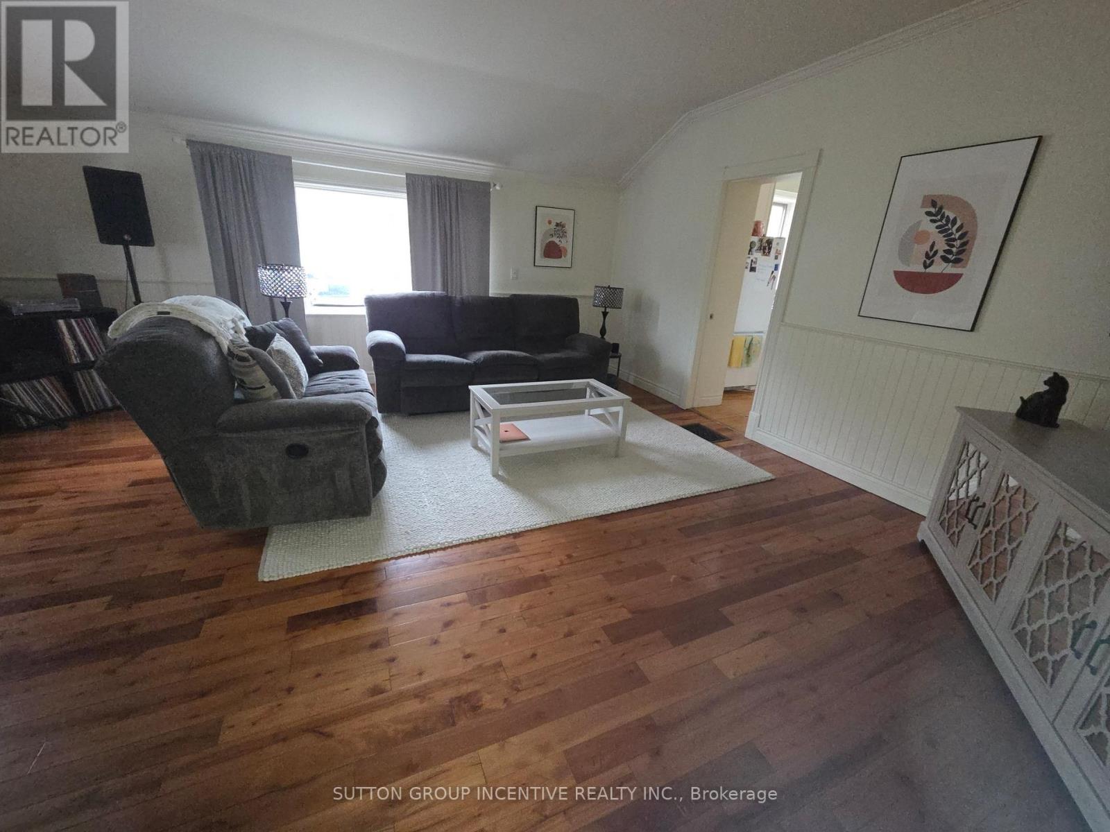 203 Blake Street, Barrie, Ontario  L4M 1K6 - Photo 4 - S13093518