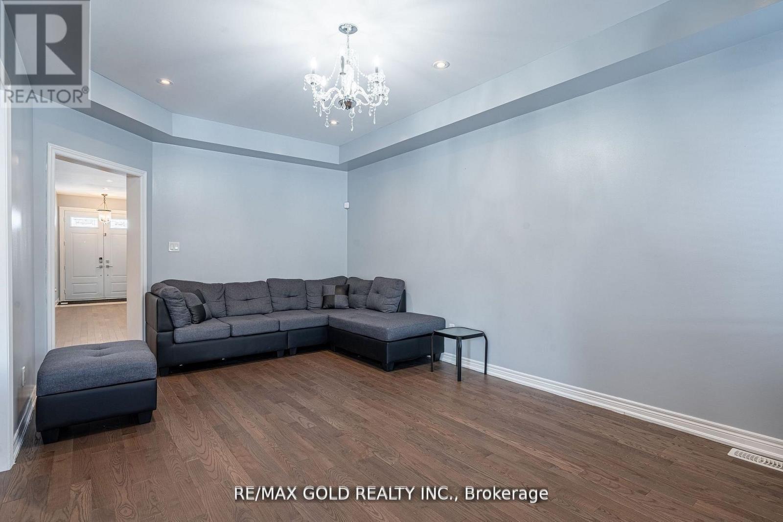 10 Spokanne Street, Brampton (Sandringham-Wellington North), Ontario  L6R 4A2 - Photo 4 - W13093512