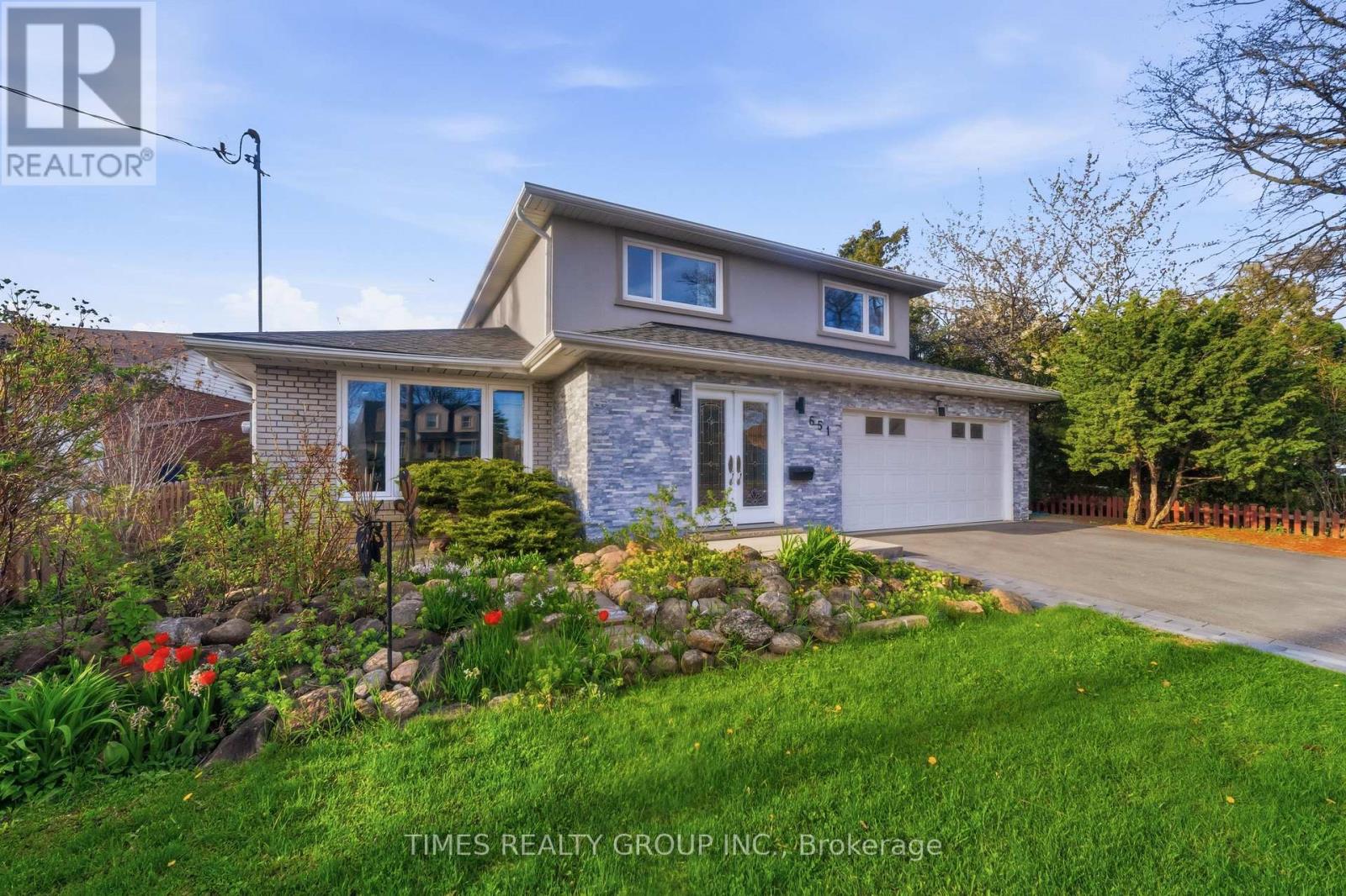 651 BURNHAMTHORPE ROAD, Toronto, Ontario
