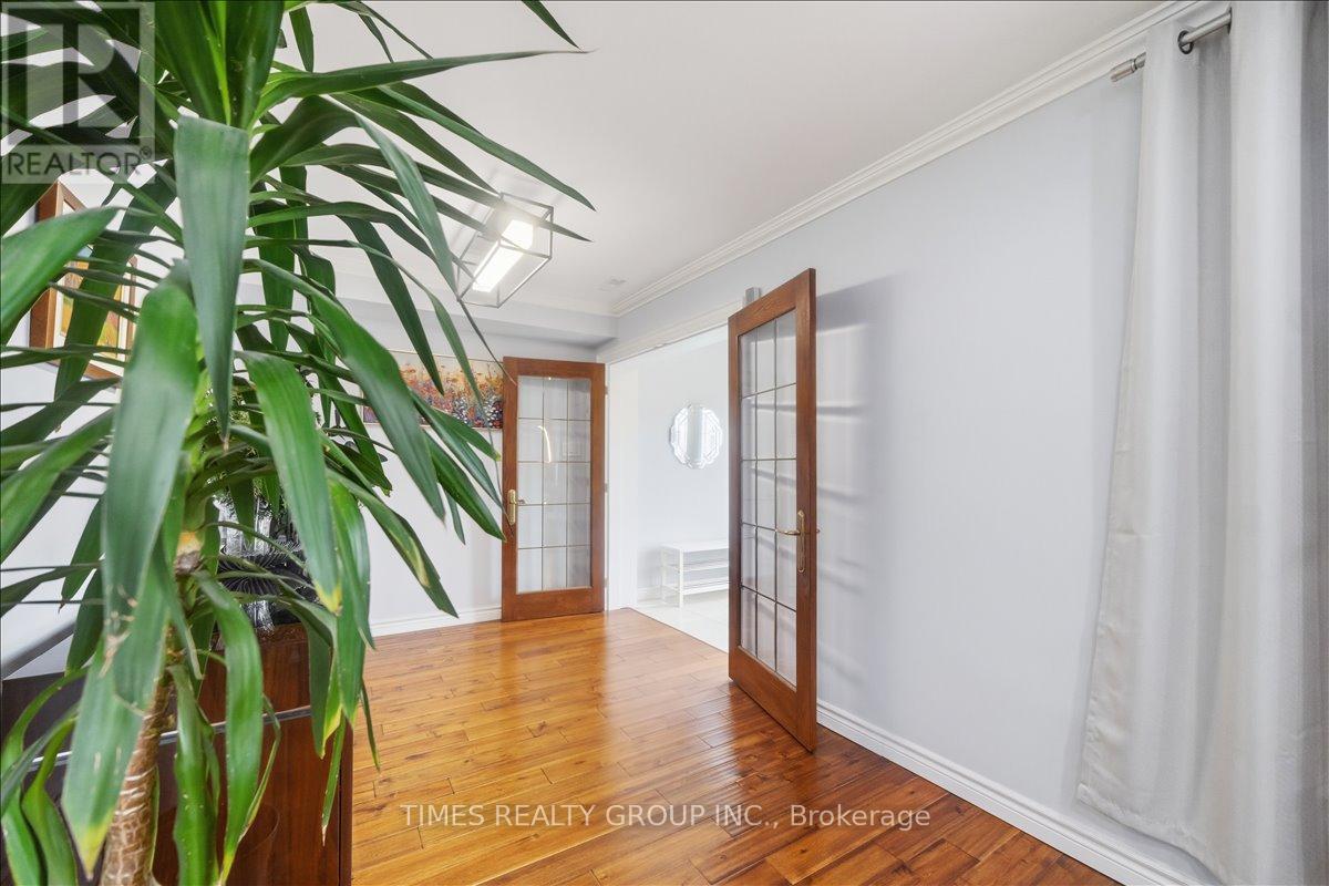651 Burnhamthorpe Road, Toronto, Ontario  M9C 2Z1 - Photo 4 - W13093536