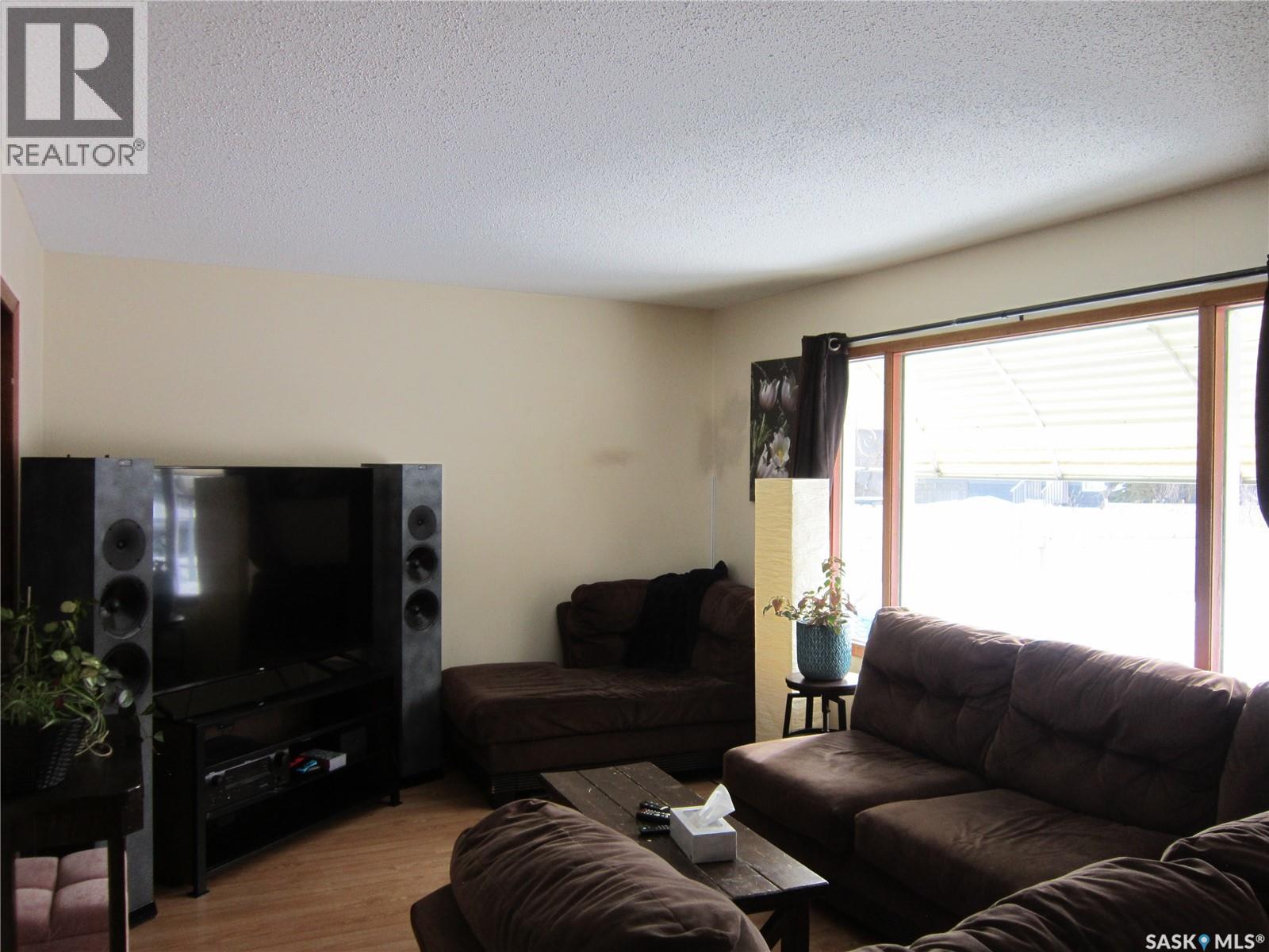 552 6th Street E, Prince Albert, Saskatchewan  S6V 0N4 - Photo 2 - SK029534