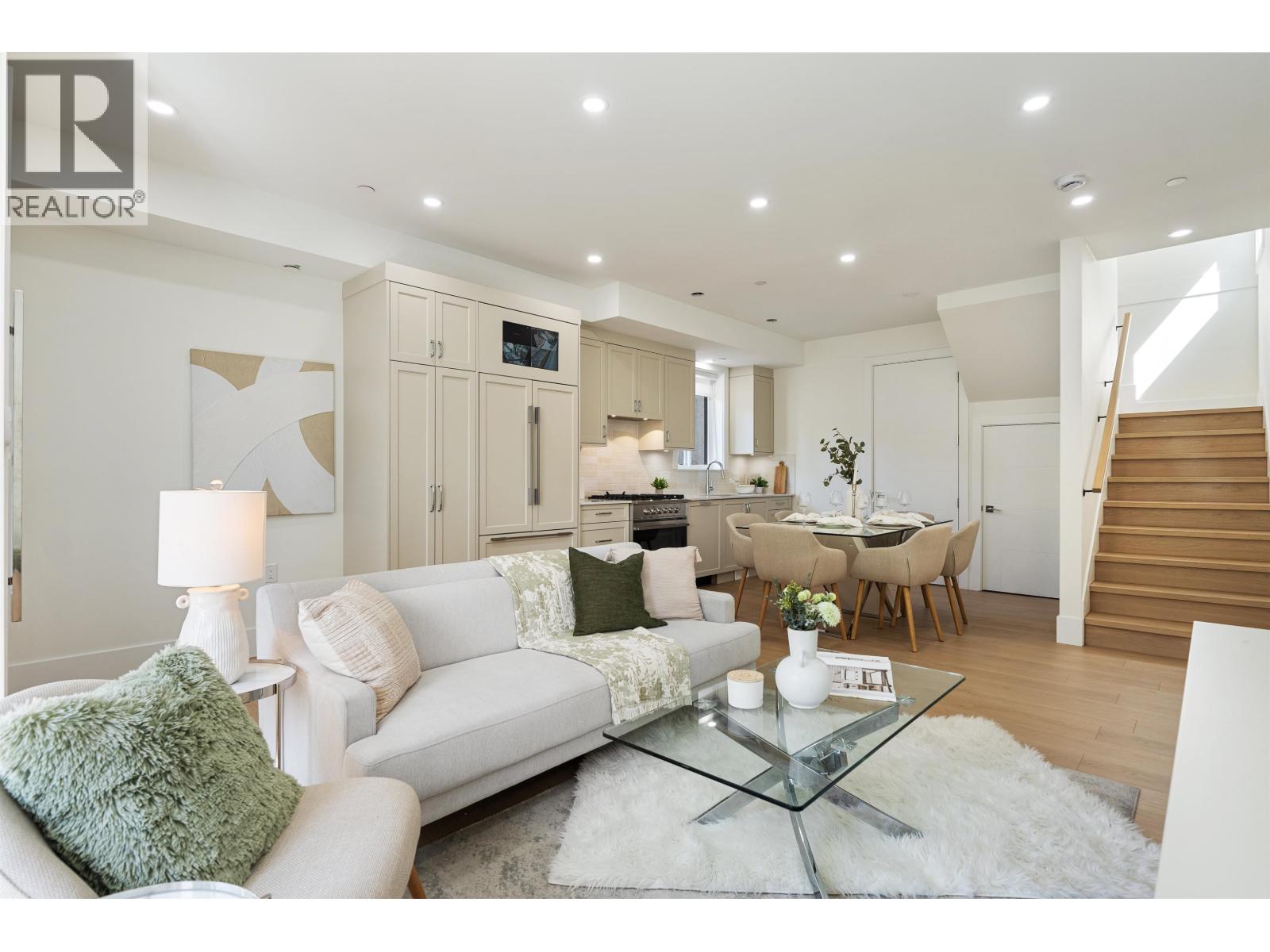 1 2447 E 41 AVENUE, Vancouver, British Columbia