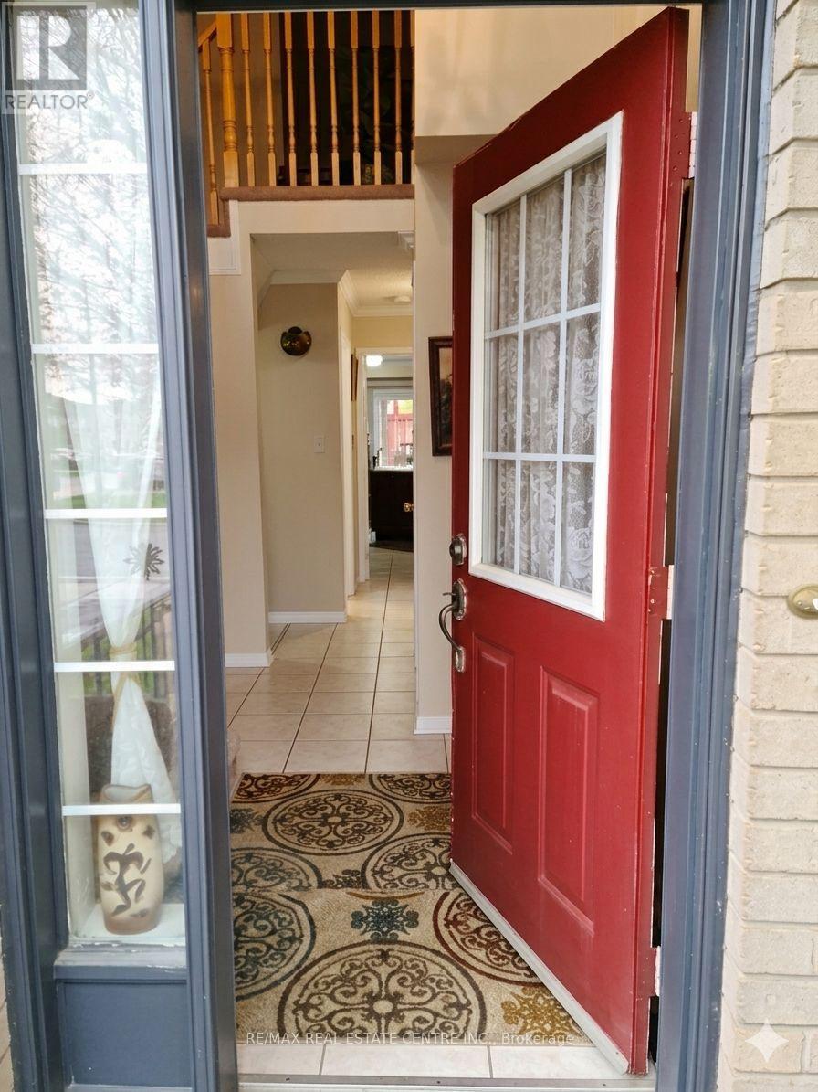 82 Earl Grey Crescent, Brampton (Fletcher's Meadow), Ontario  L7A 2L2 - Photo 2 - W13093584