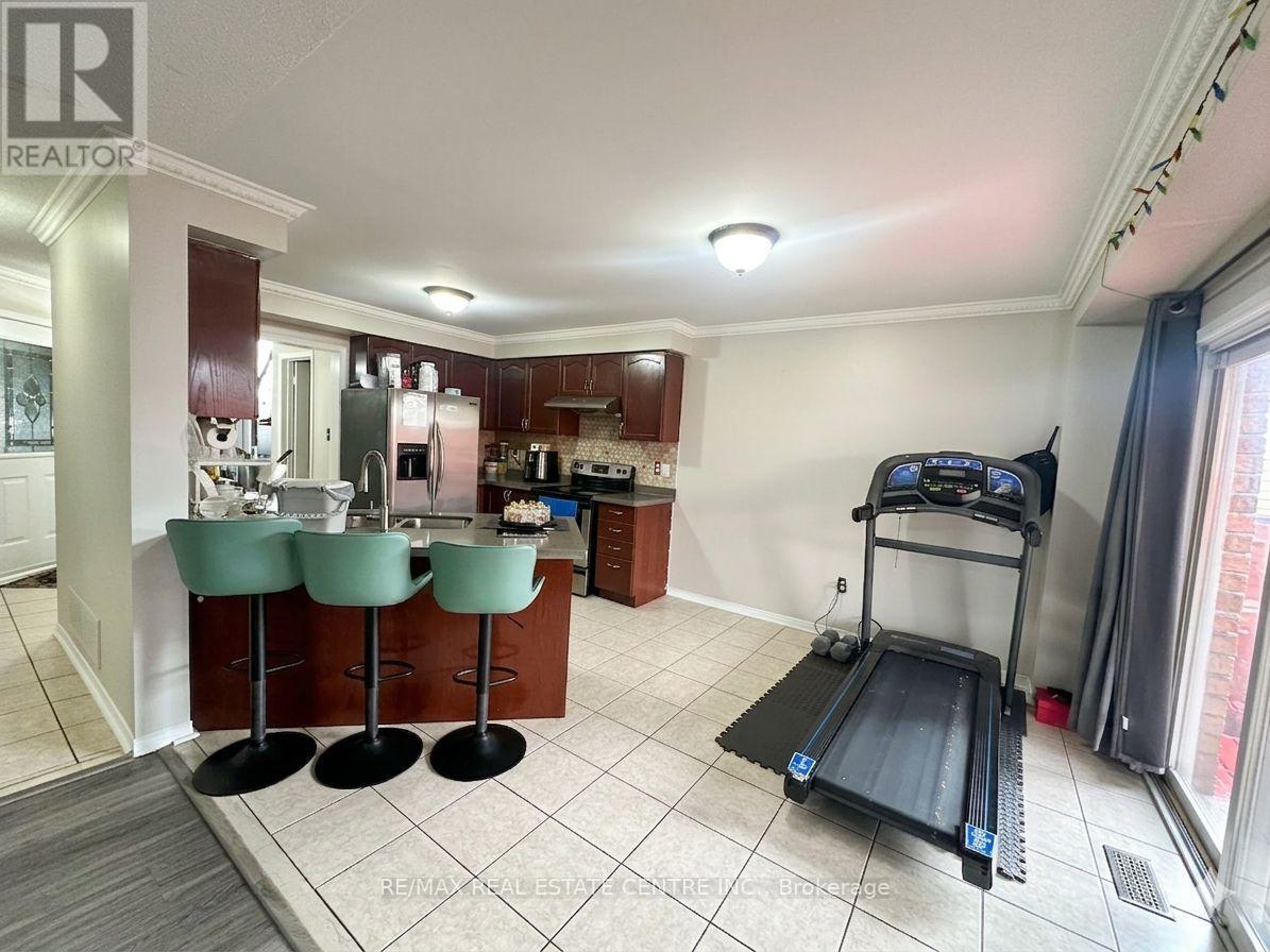 82 Earl Grey Crescent, Brampton (Fletcher's Meadow), Ontario  L7A 2L2 - Photo 3 - W13093584
