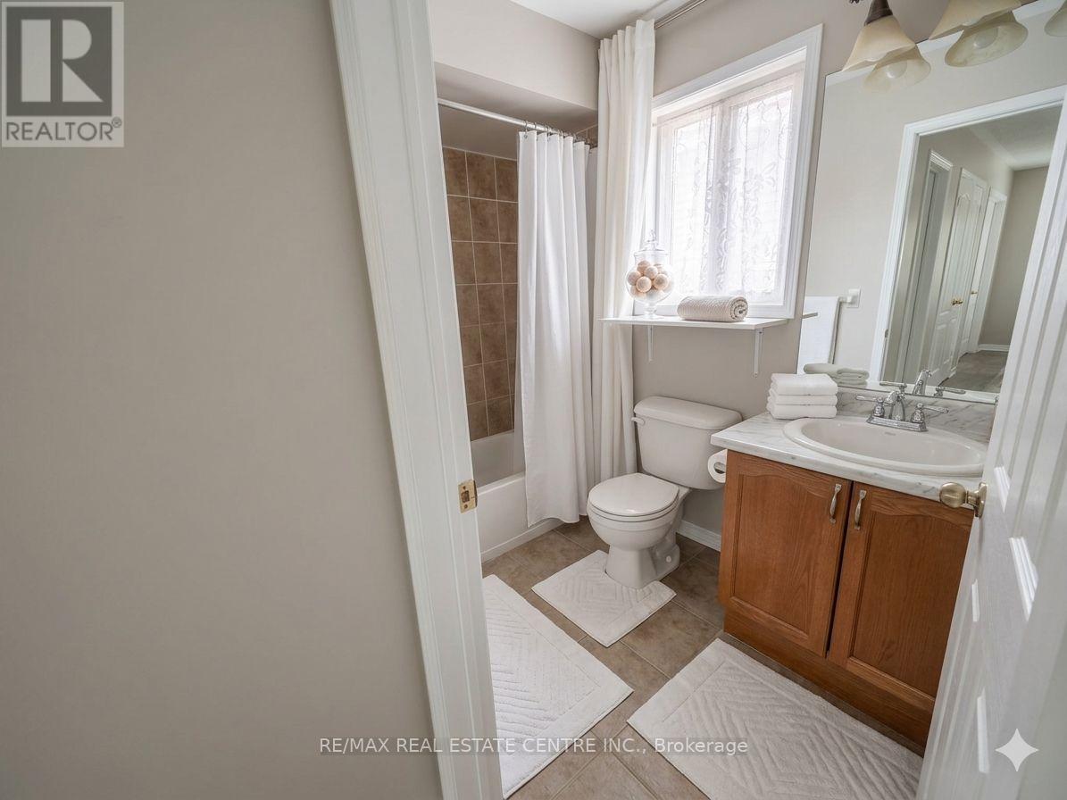 82 Earl Grey Crescent, Brampton (Fletcher's Meadow), Ontario  L7A 2L2 - Photo 6 - W13093584