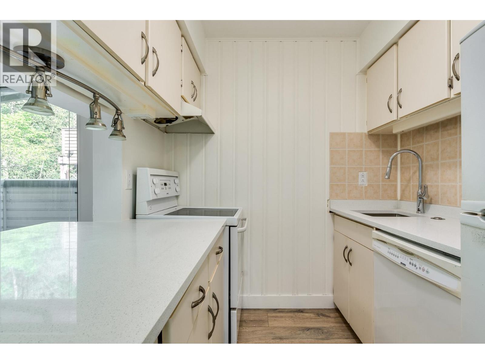 212 3275 Mountain Highway, North Vancouver, British Columbia  V7K 2H4 - Photo 12 - R3120591