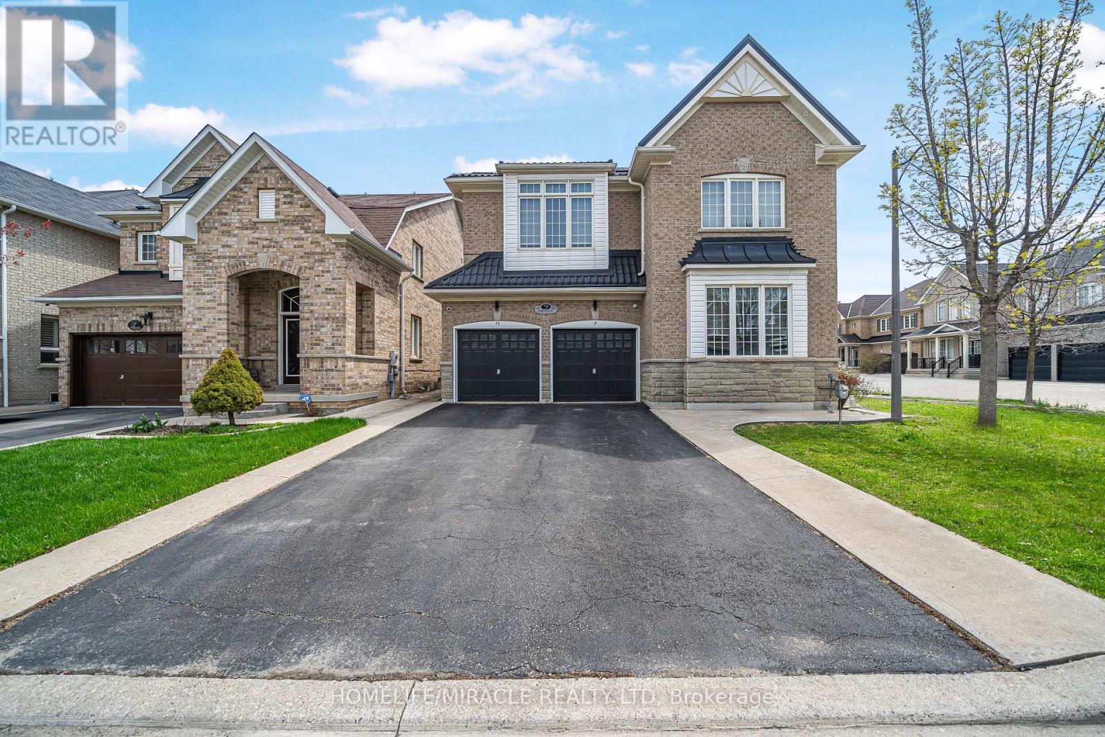 9 Berryfield Way, Brampton (Sandringham-Wellington), Ontario  L6R 0Y3 - Photo 2 - W13093698