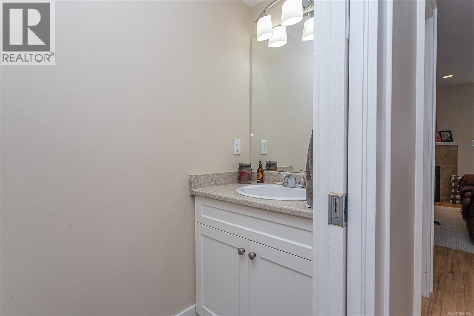 1-5 1044 Hillside Ave, Victoria, British Columbia  V8T 2A5 - Photo 17 - 1034826