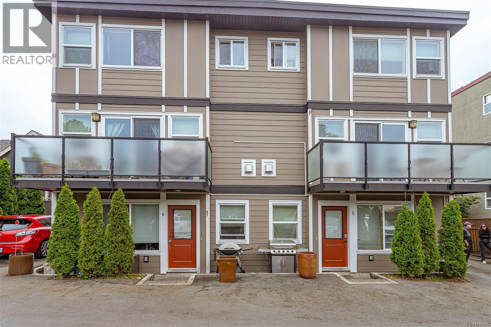 1-5 1044 Hillside Ave, Victoria, British Columbia