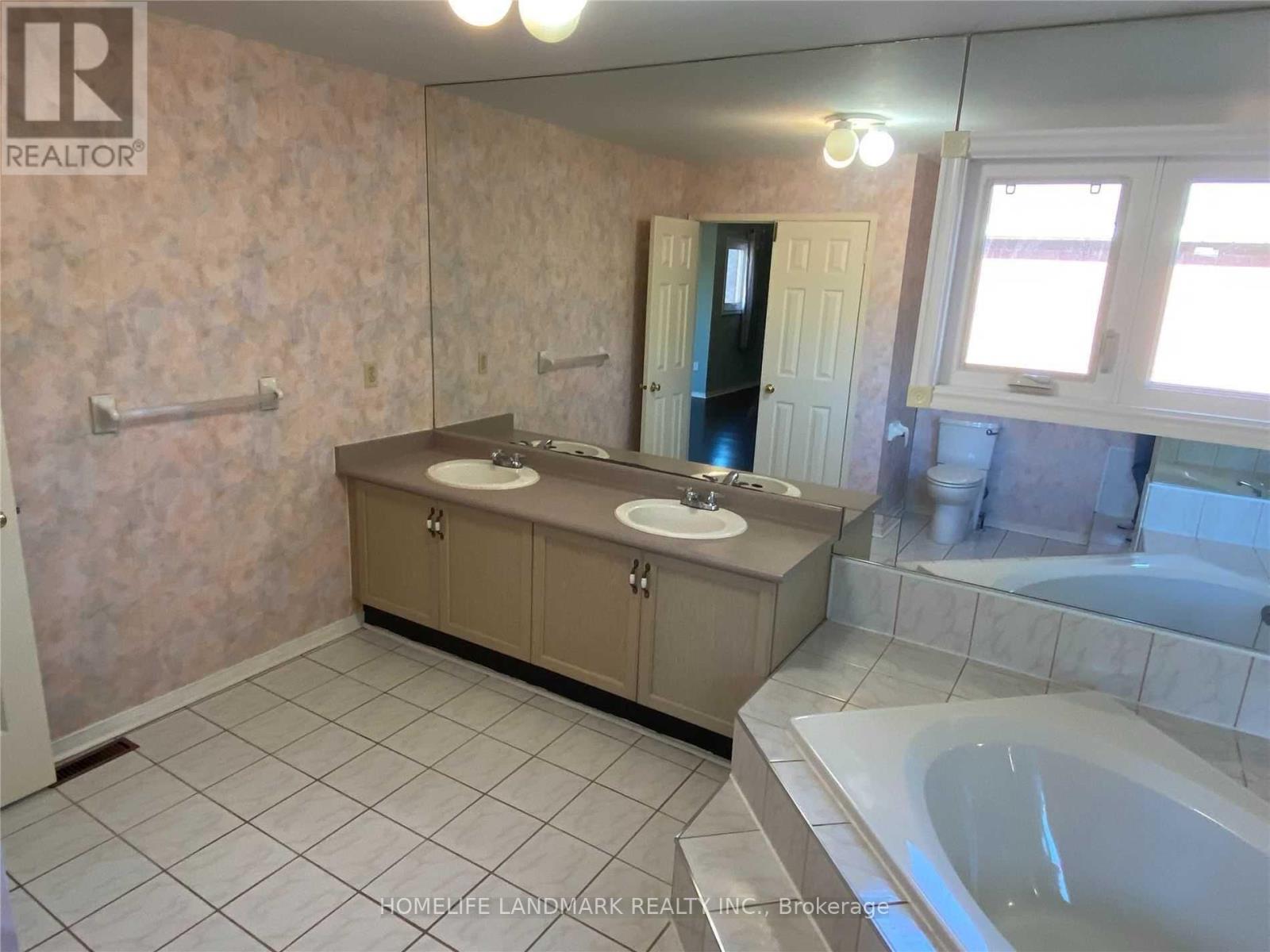 102 Bernard Avenue, Richmond Hill, Ontario  L4C 9Z5 - Photo 11 - N13093726