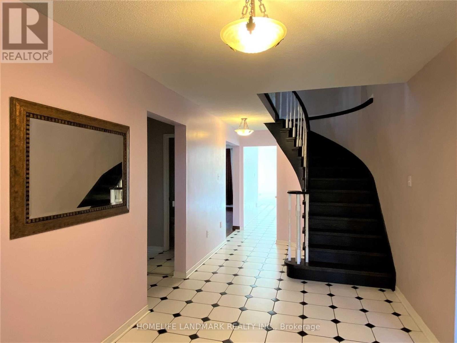 102 Bernard Avenue, Richmond Hill, Ontario  L4C 9Z5 - Photo 3 - N13093726