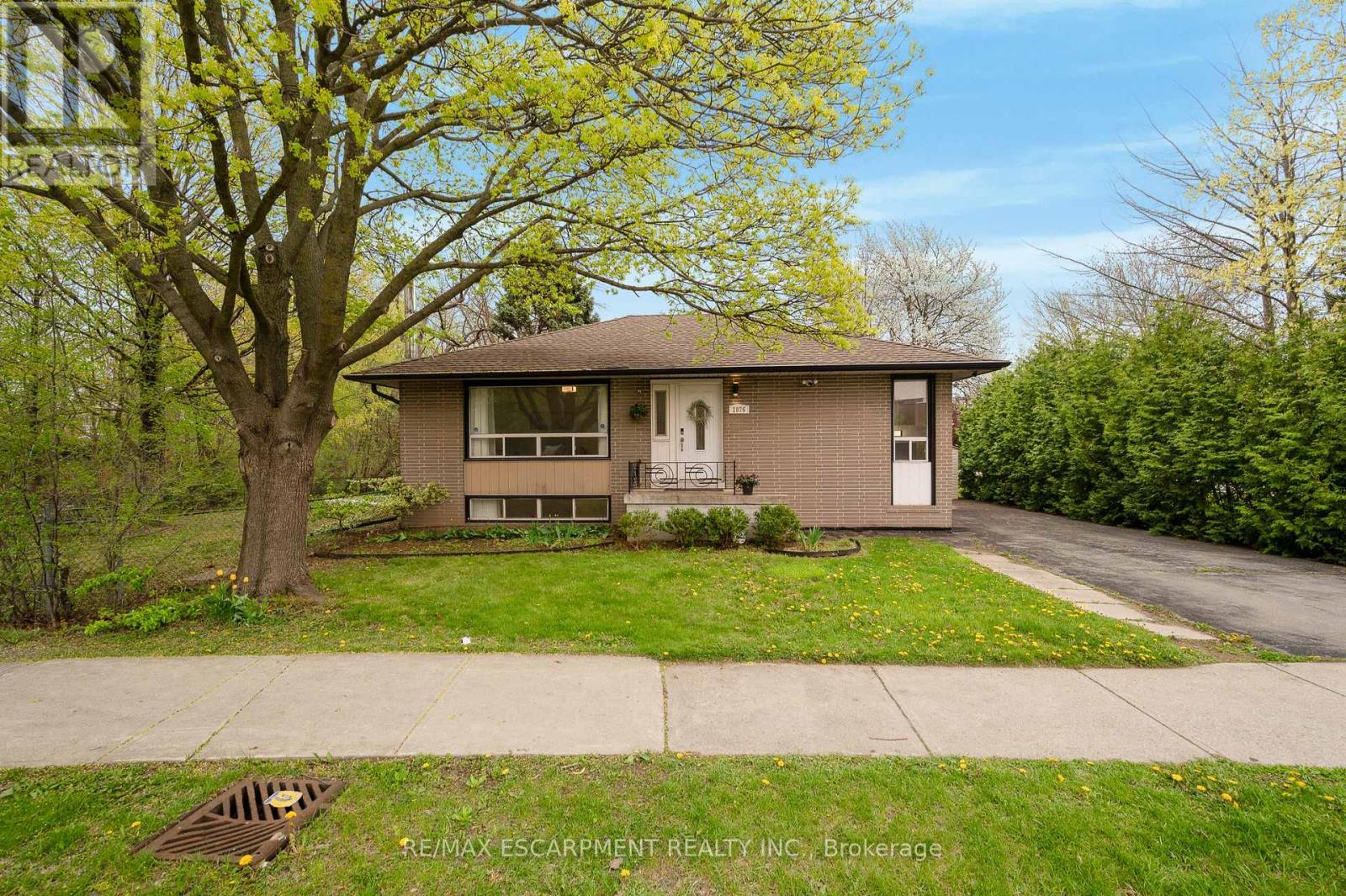 2076 CONSTANCE DRIVE, Oakville, Ontario