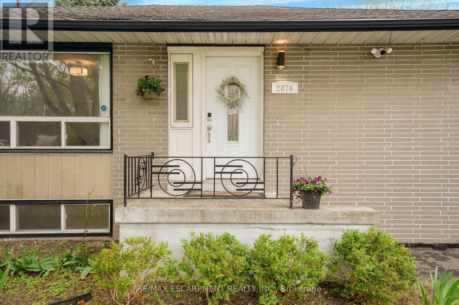2076 Constance Drive, Oakville, Ontario  L6J 2V7 - Photo 3 - W13093744