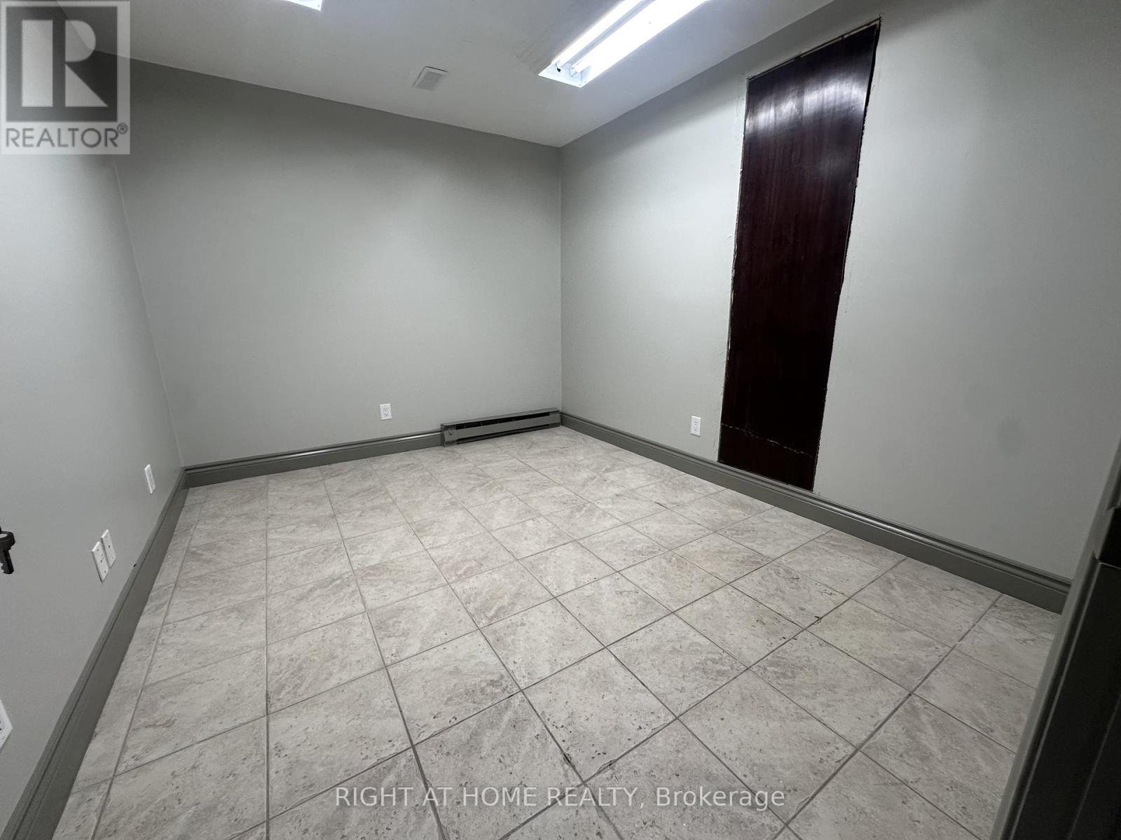 4 - 1228 Gorham Street, Newmarket, Ontario  L3Y 8Z1 - Photo 10 - N12798814