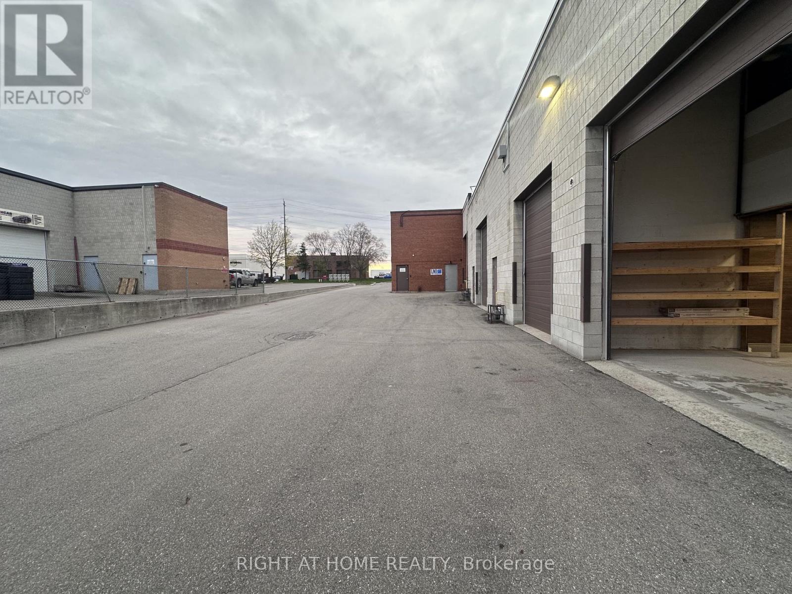4 - 1228 Gorham Street, Newmarket, Ontario  L3Y 8Z1 - Photo 5 - N12798814