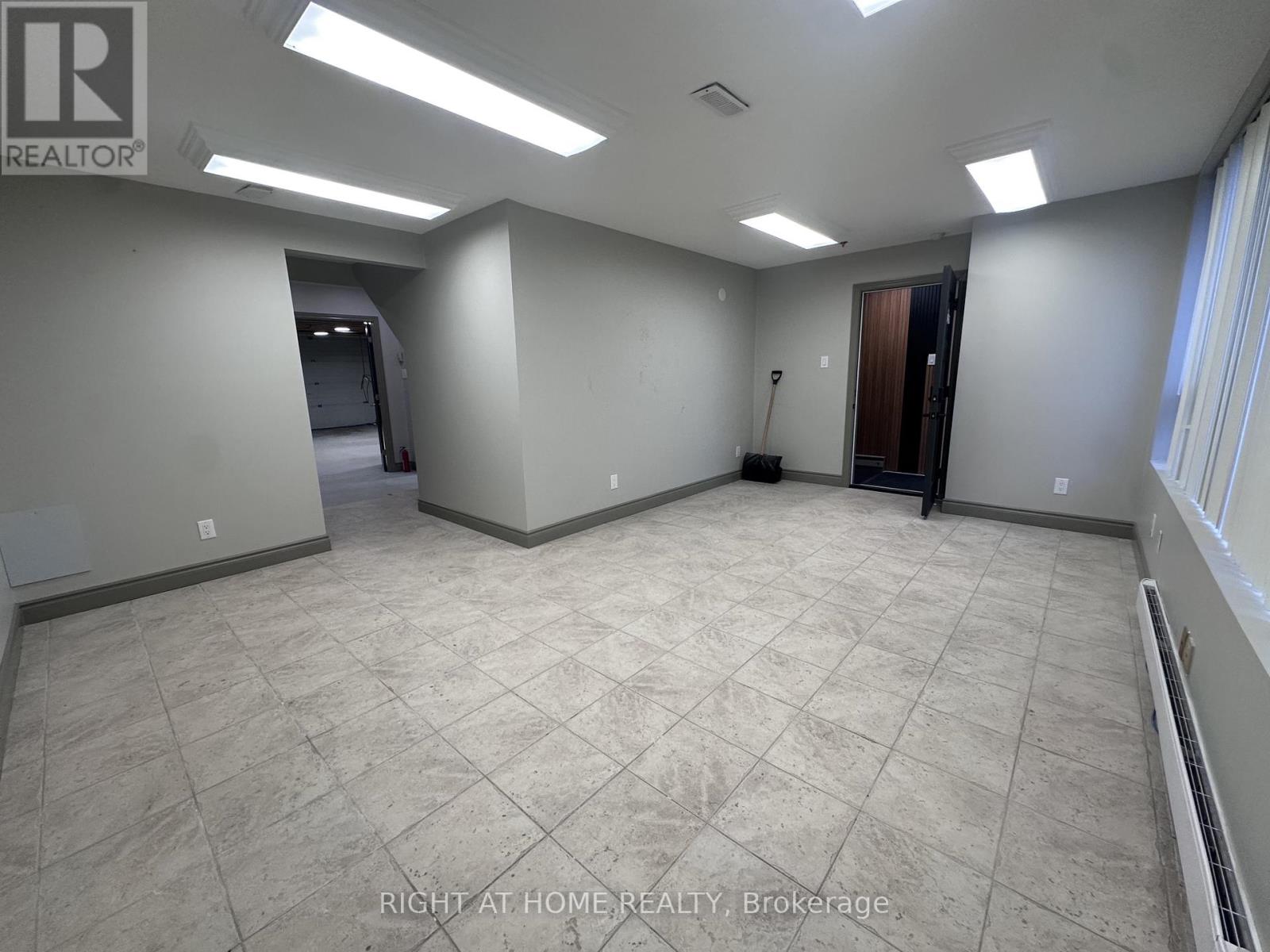 4 - 1228 Gorham Street, Newmarket, Ontario  L3Y 8Z1 - Photo 9 - N12798814