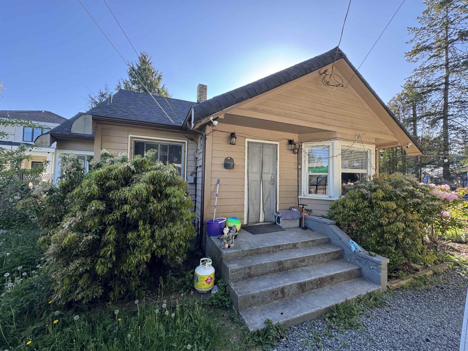 2127 KING GEORGE BOULEVARD, Surrey, British Columbia