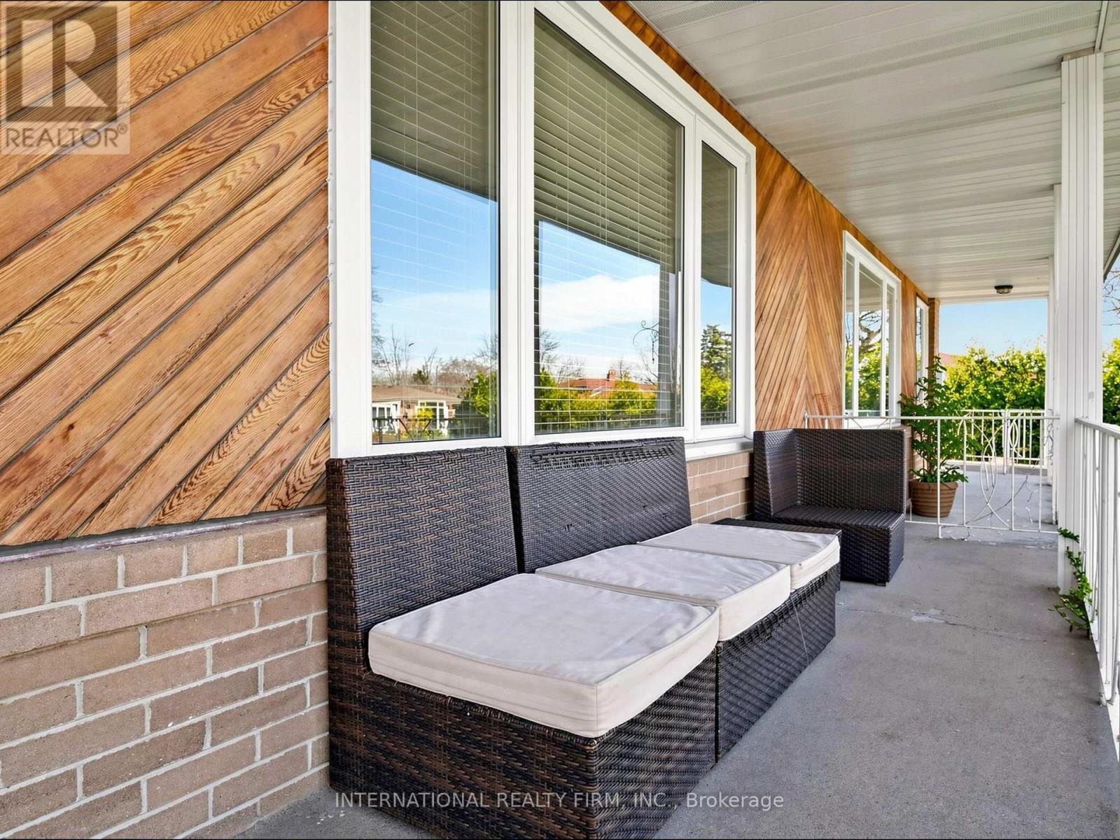 33 Danesbury Crescent, Brampton, Ontario  L6T 1T2 - Photo 2 - W13093766