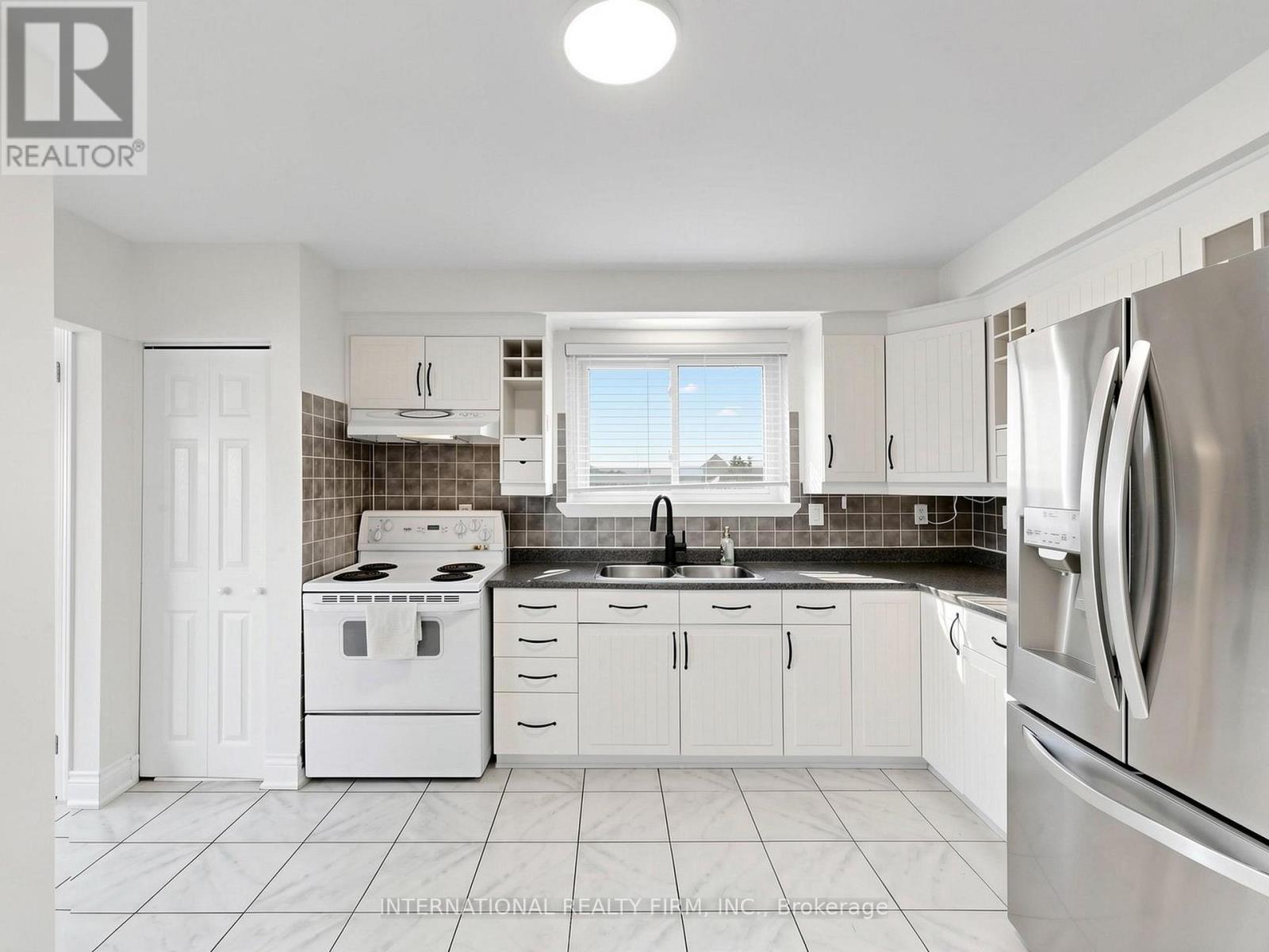 33 Danesbury Crescent, Brampton, Ontario  L6T 1T2 - Photo 6 - W13093766
