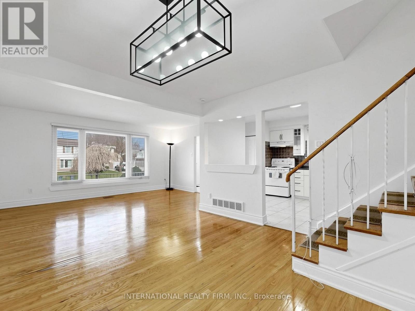 33 Danesbury Crescent, Brampton, Ontario  L6T 1T2 - Photo 8 - W13093766
