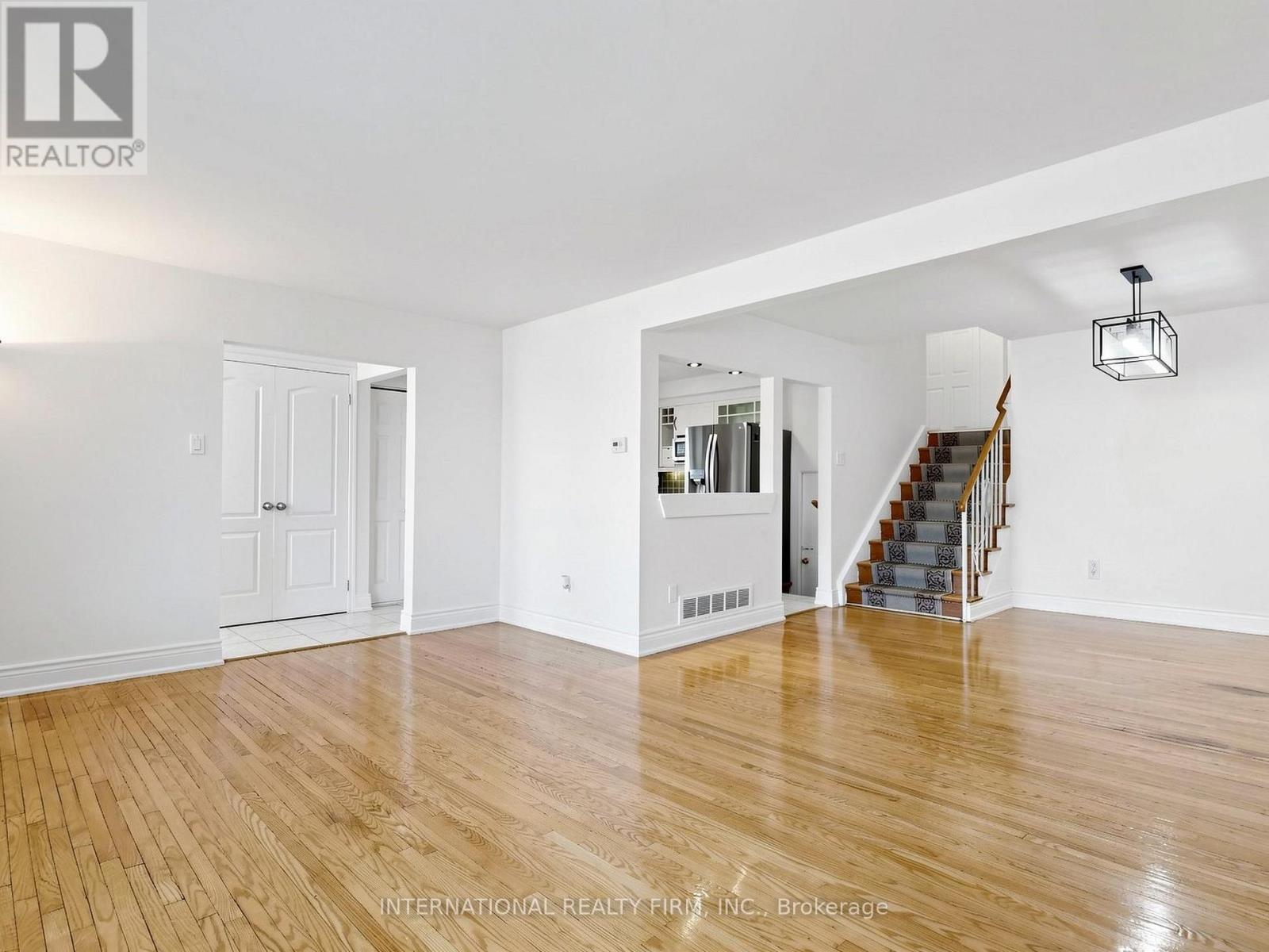 33 Danesbury Crescent, Brampton, Ontario  L6T 1T2 - Photo 9 - W13093766
