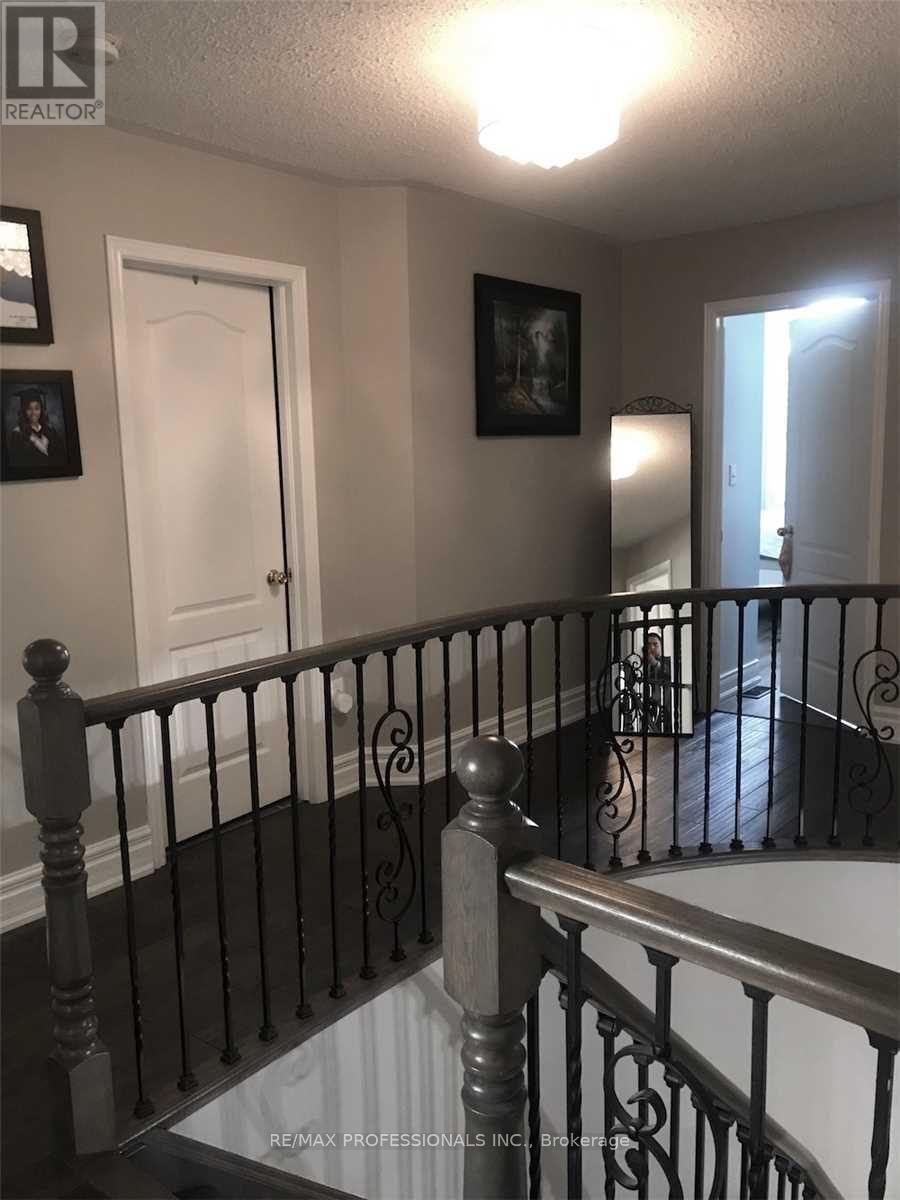 3895 Henrietta Way, Mississauga, Ontario  L5M 7Y4 - Photo 10 - W13093826