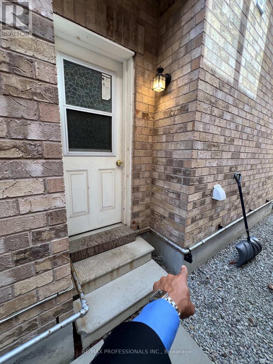 3895 Henrietta Way, Mississauga, Ontario  L5M 7Y4 - Photo 18 - W13093826