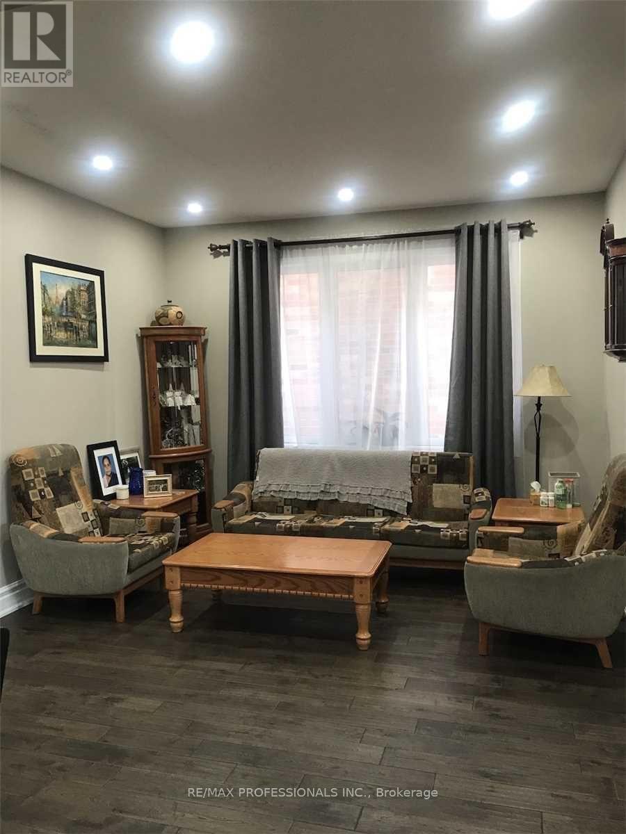 3895 Henrietta Way, Mississauga, Ontario  L5M 7Y4 - Photo 2 - W13093826
