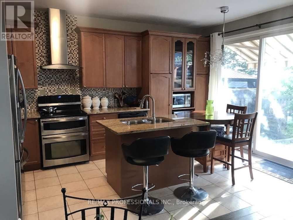 3895 Henrietta Way, Mississauga, Ontario  L5M 7Y4 - Photo 7 - W13093826