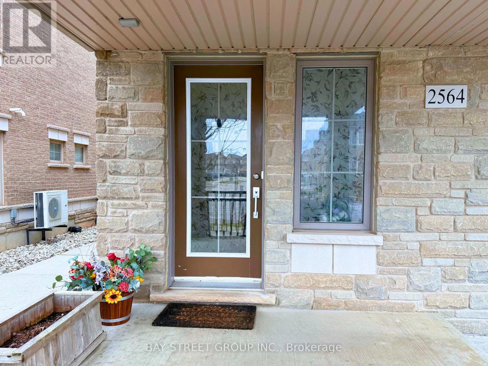 2564 Grand Oak Trail, Oakville, Ontario  L6M 0S4 - Photo 3 - W13093894
