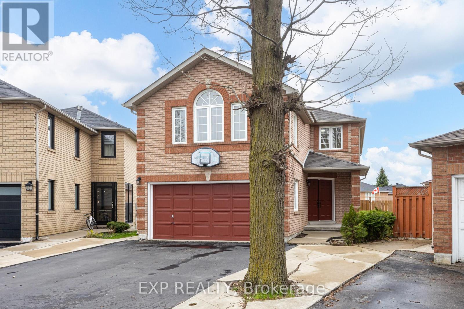 7 Flaming Oak Court, Brampton, Ontario  L6Y 4G5 - Photo 2 - W13093910