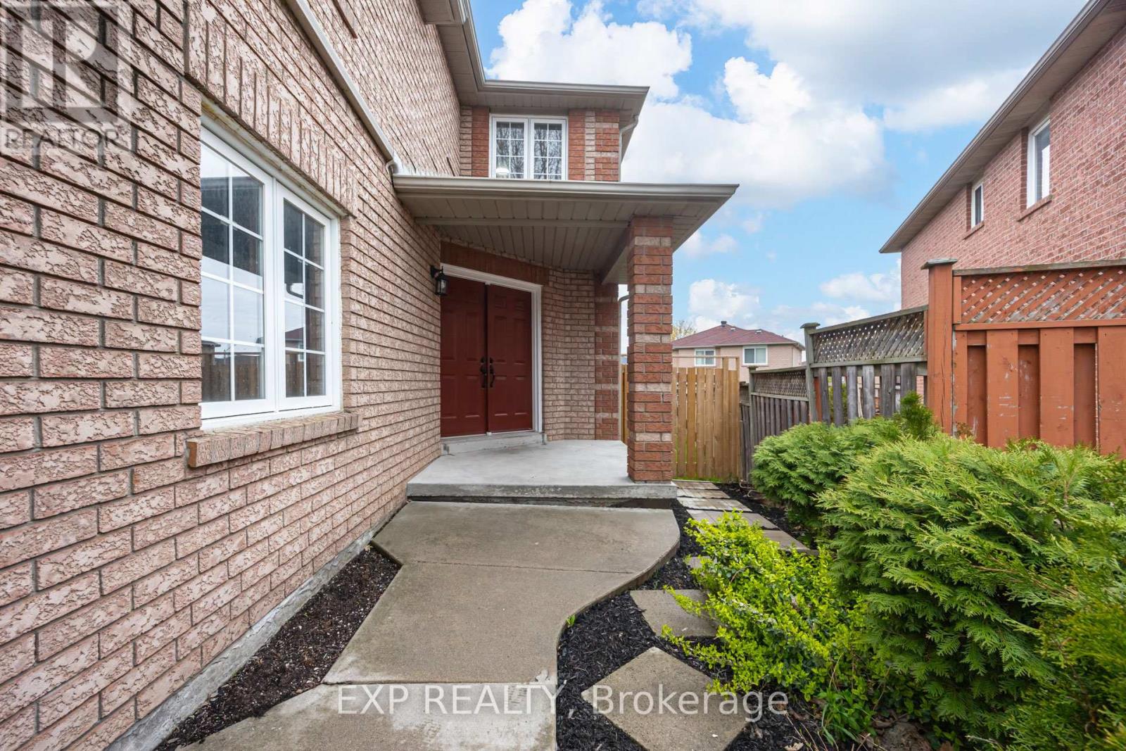 7 Flaming Oak Court, Brampton, Ontario  L6Y 4G5 - Photo 3 - W13093910
