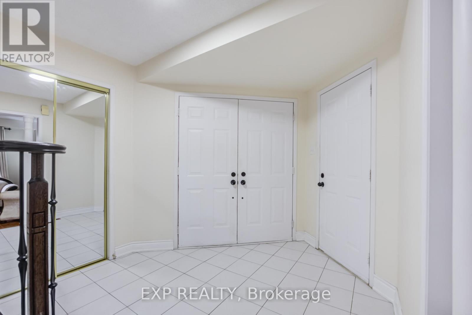 7 Flaming Oak Court, Brampton, Ontario  L6Y 4G5 - Photo 4 - W13093910
