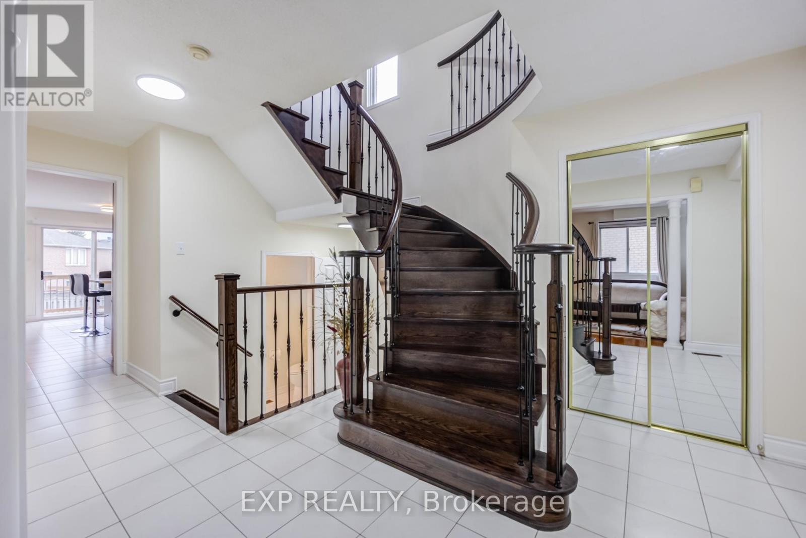 7 Flaming Oak Court, Brampton, Ontario  L6Y 4G5 - Photo 5 - W13093910