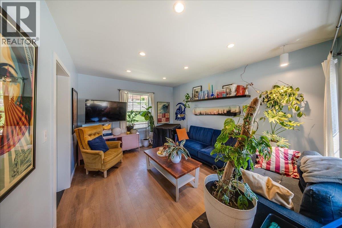 725 Shakespeare Street, Warfield, British Columbia  V1R 2B3 - Photo 4 - 10386168
